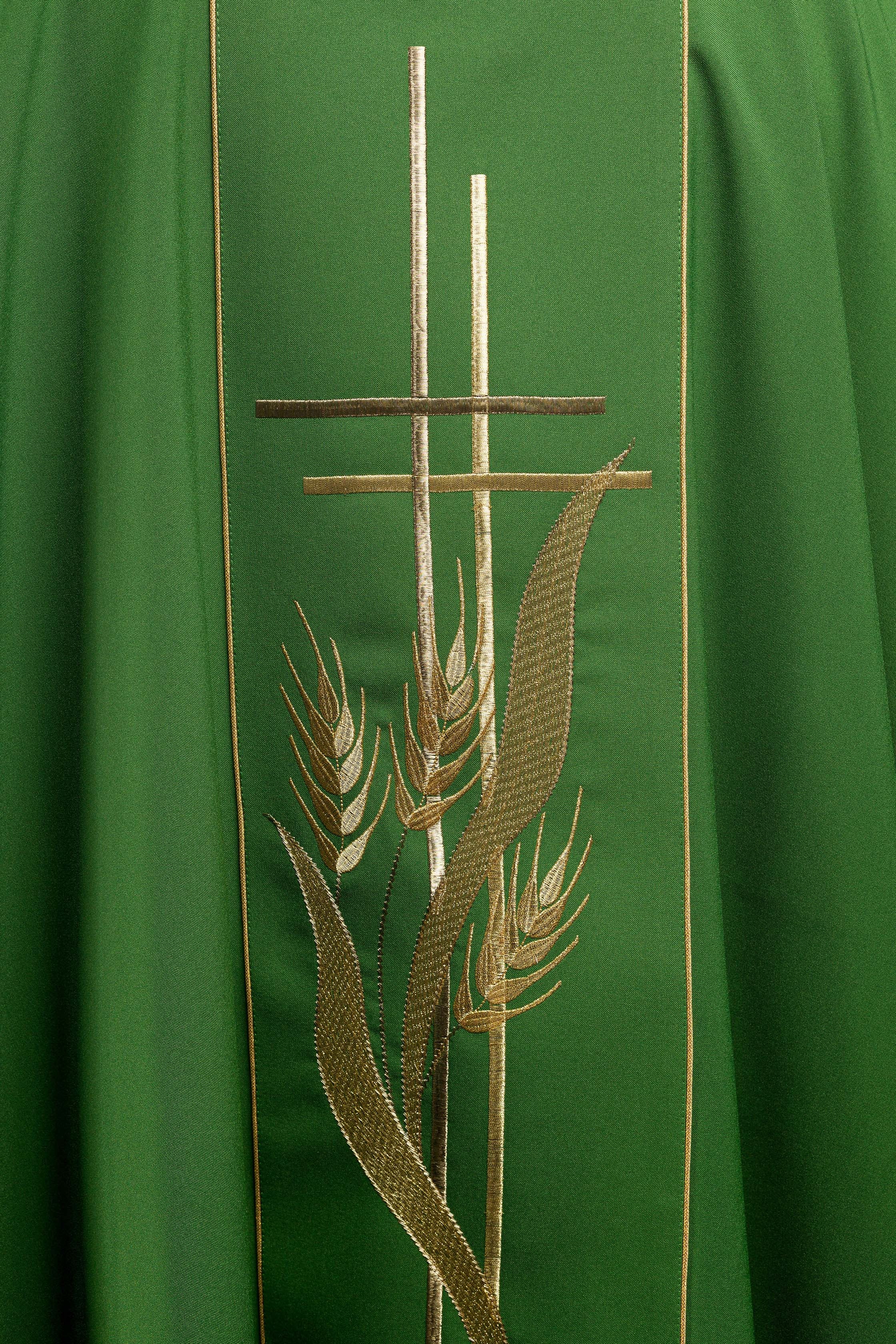 Green chasuble embroidered with motifs of cross and wheat - CHASUBLES.COM
