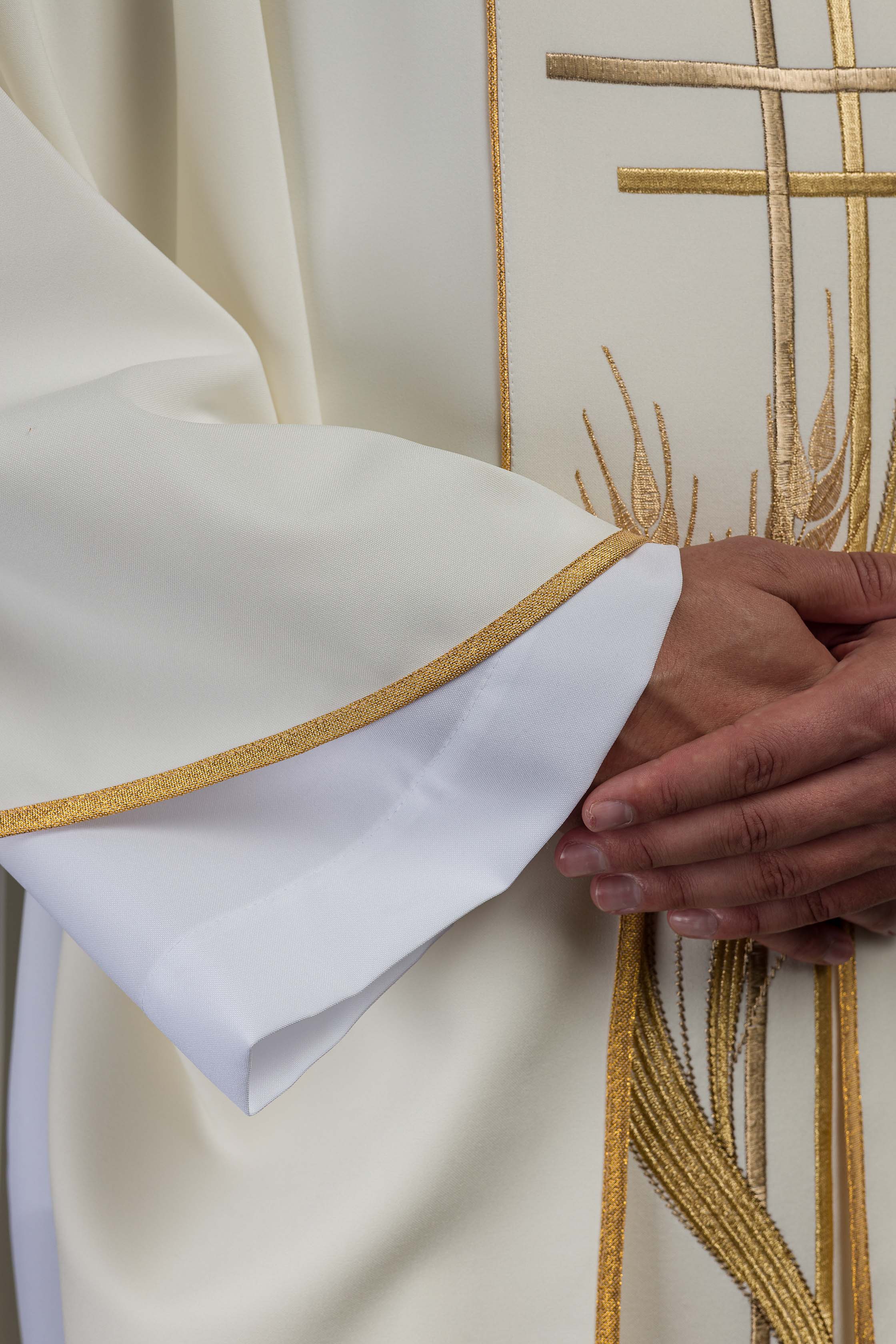 Chasuble embroidered with motifs of cross and wheat in ecru