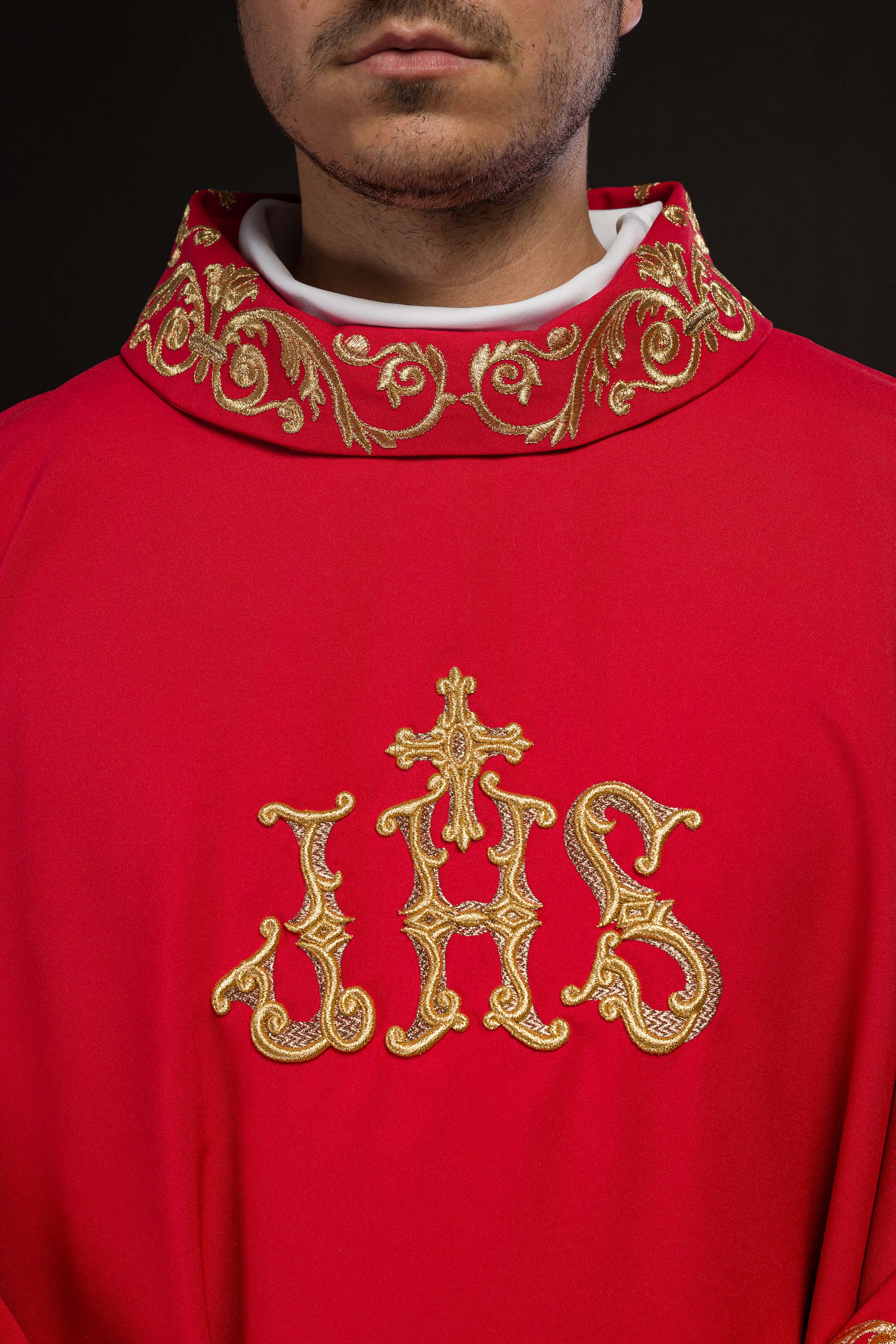 Red chasuble with embroidery around silhouette - CHASUBLES.COM