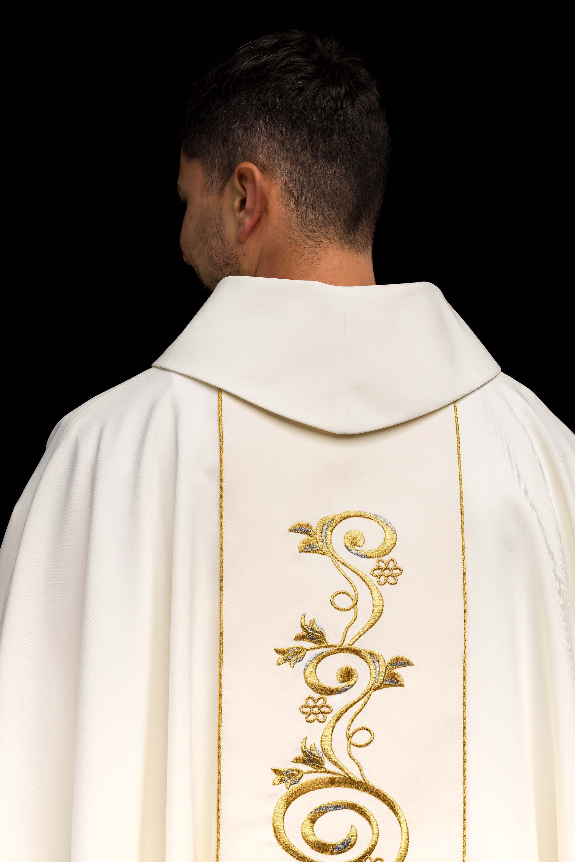 Chasuble richly embroidered with an image of the Holy Family in ecru