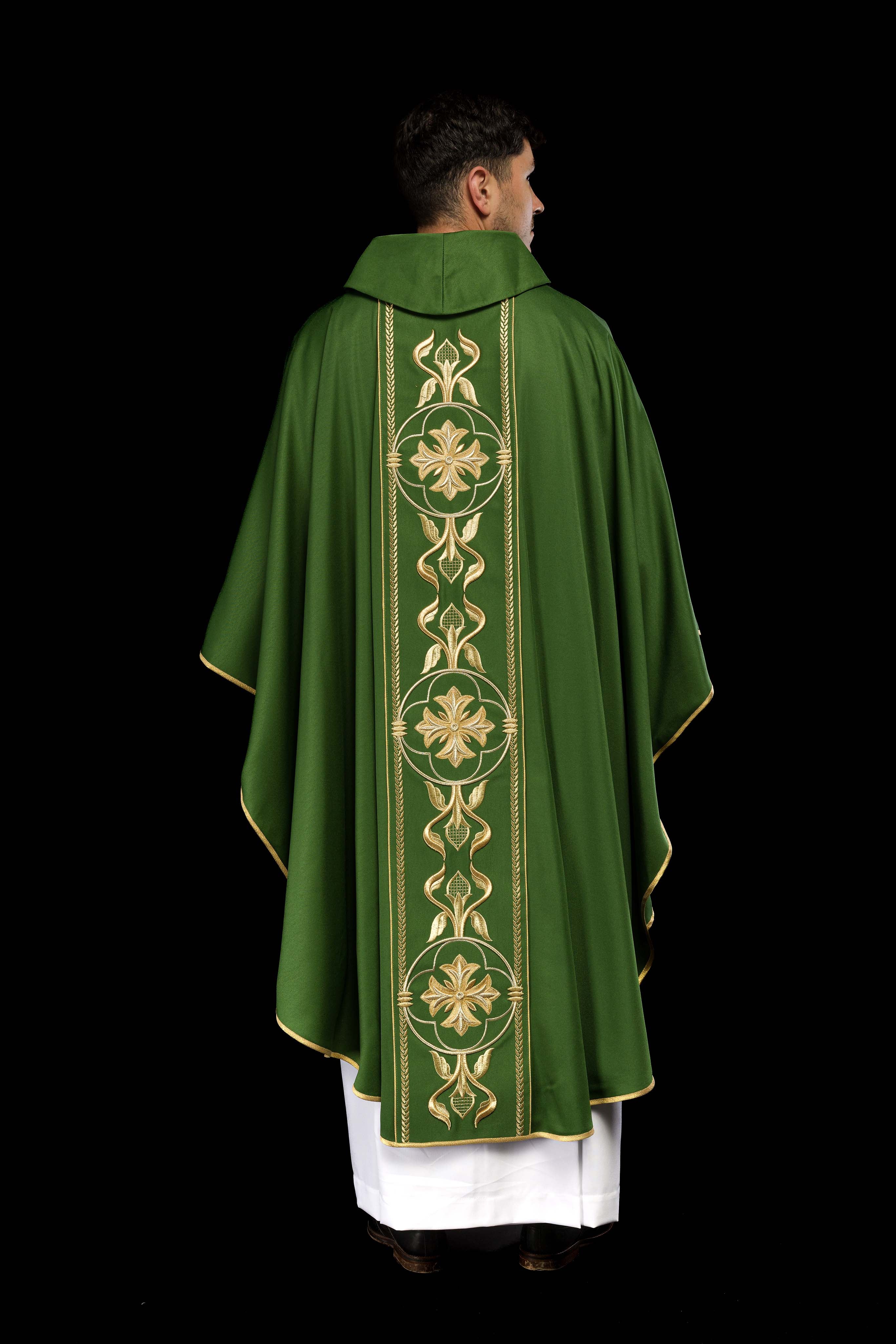 Richly embroidered green chasuble - CHASUBLES.COM