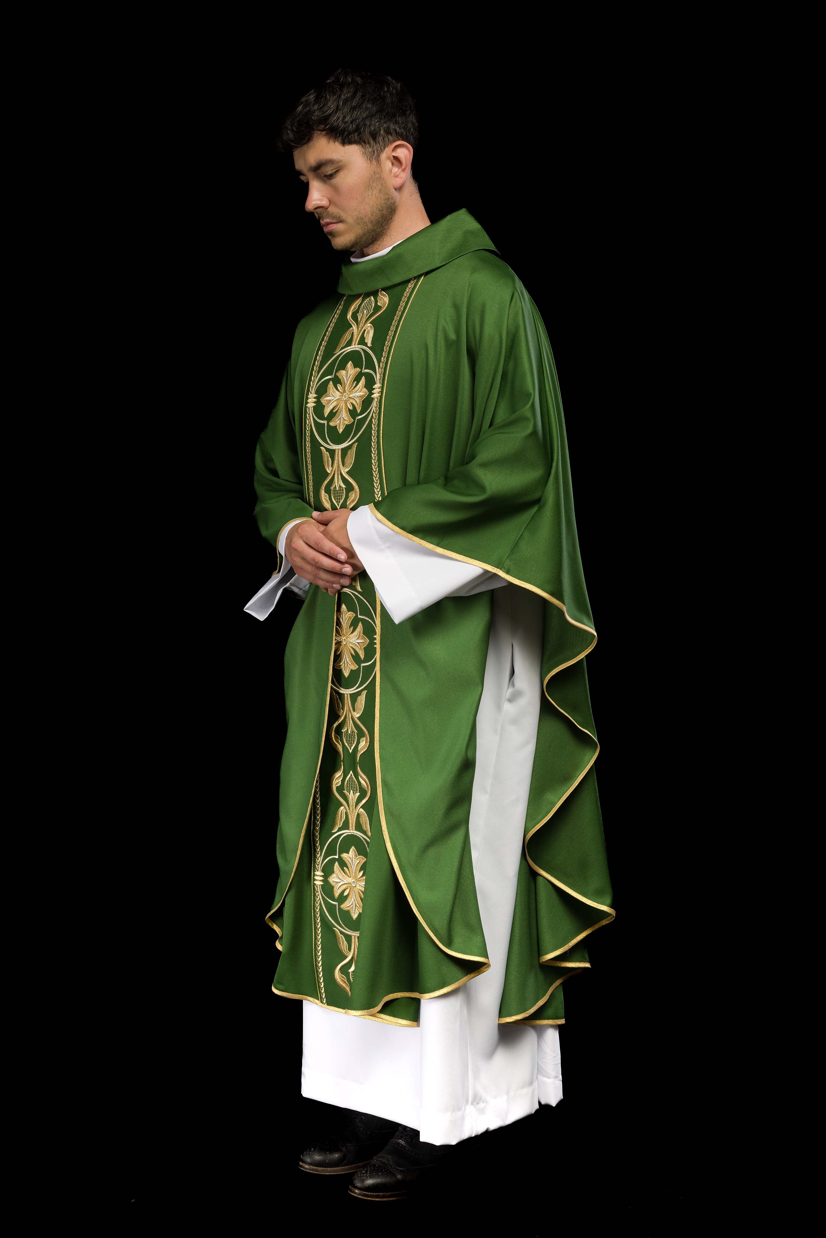 Richly embroidered green chasuble - CHASUBLES.COM