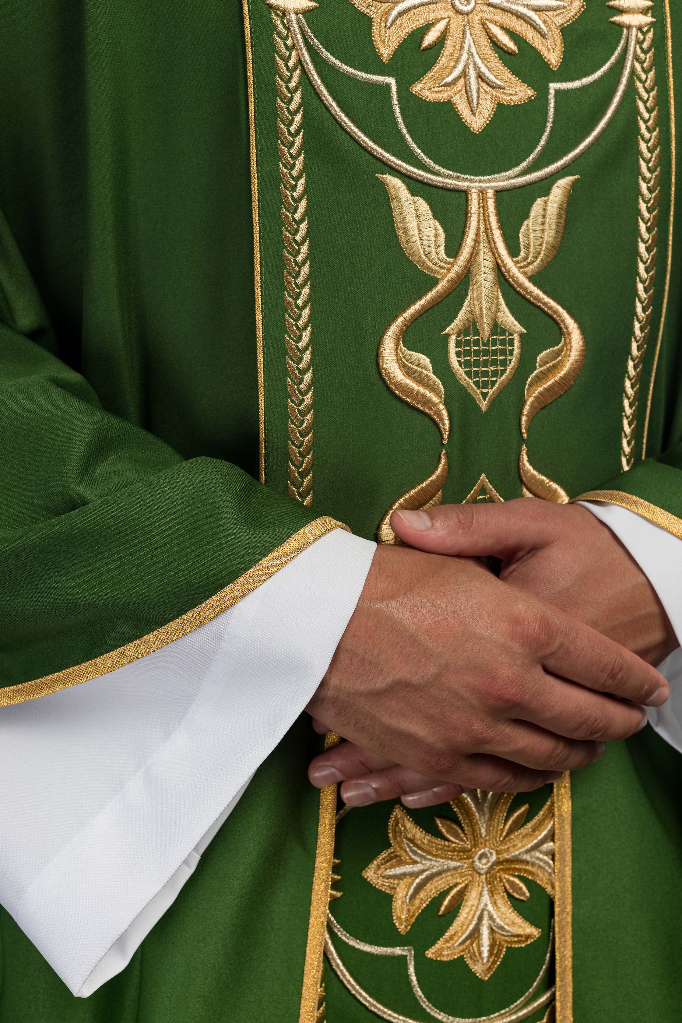 Richly embroidered green chasuble - CHASUBLES.COM