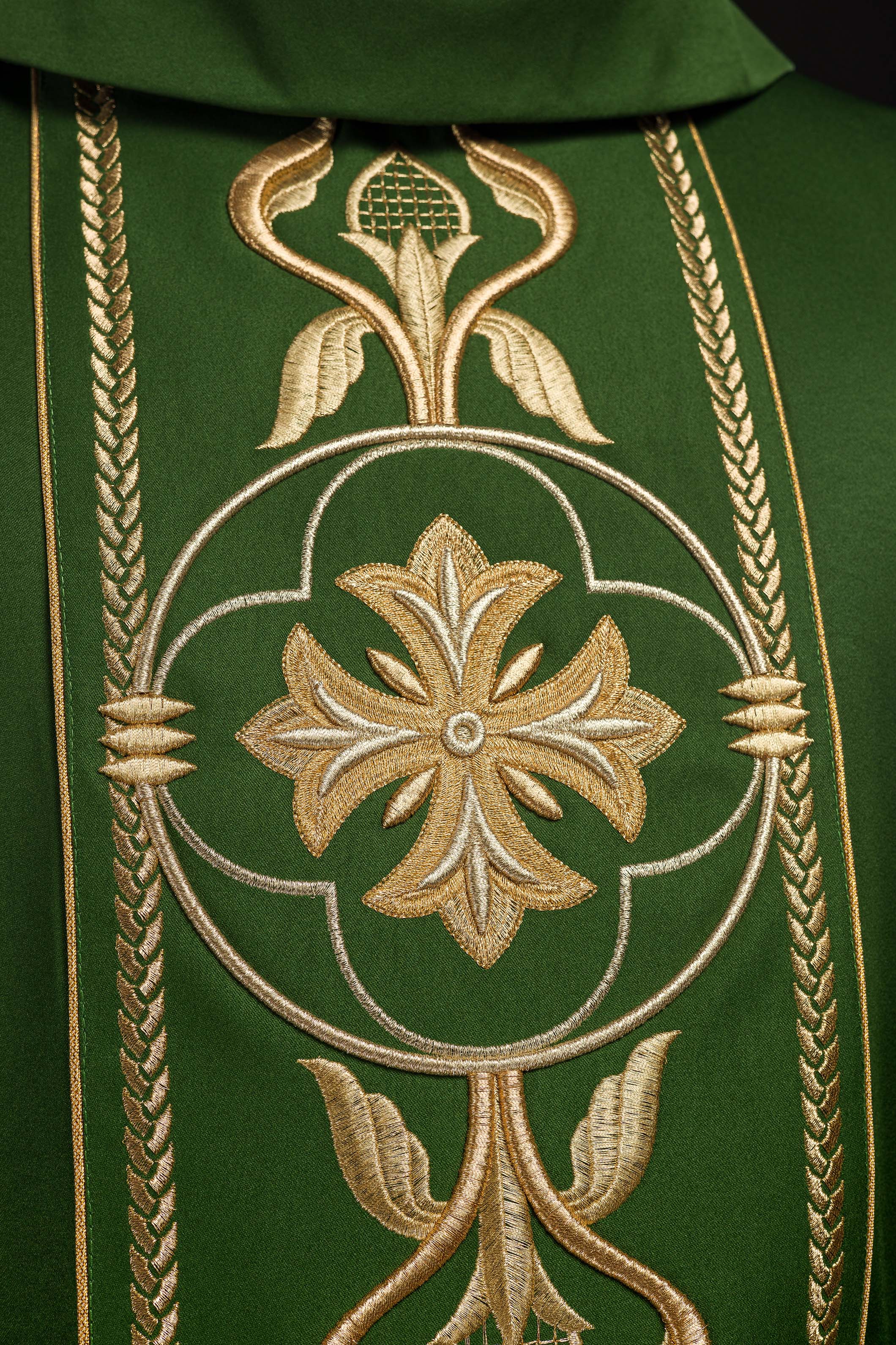 Richly embroidered green chasuble - CHASUBLES.COM