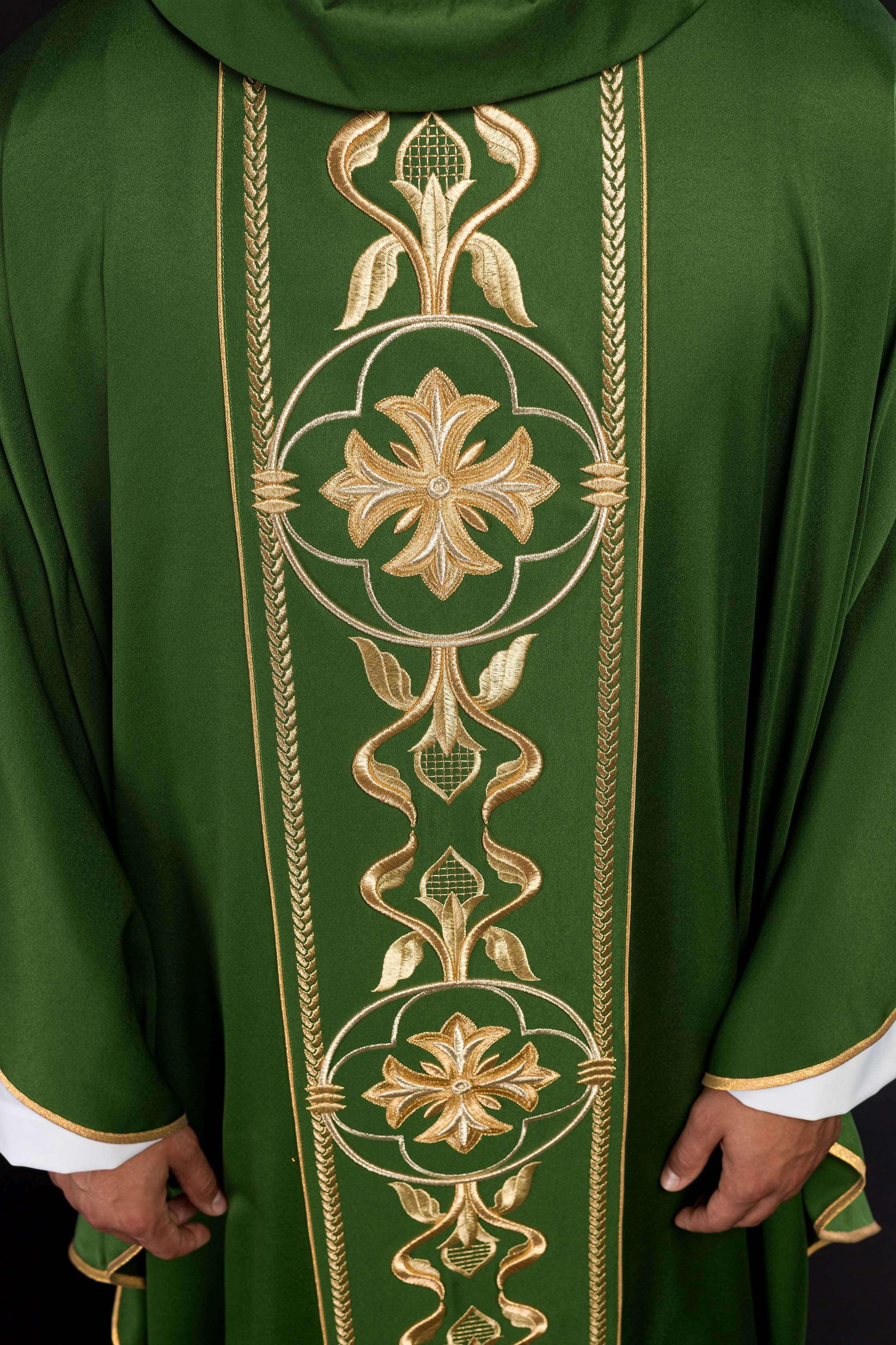 Richly embroidered green chasuble - CHASUBLES.COM