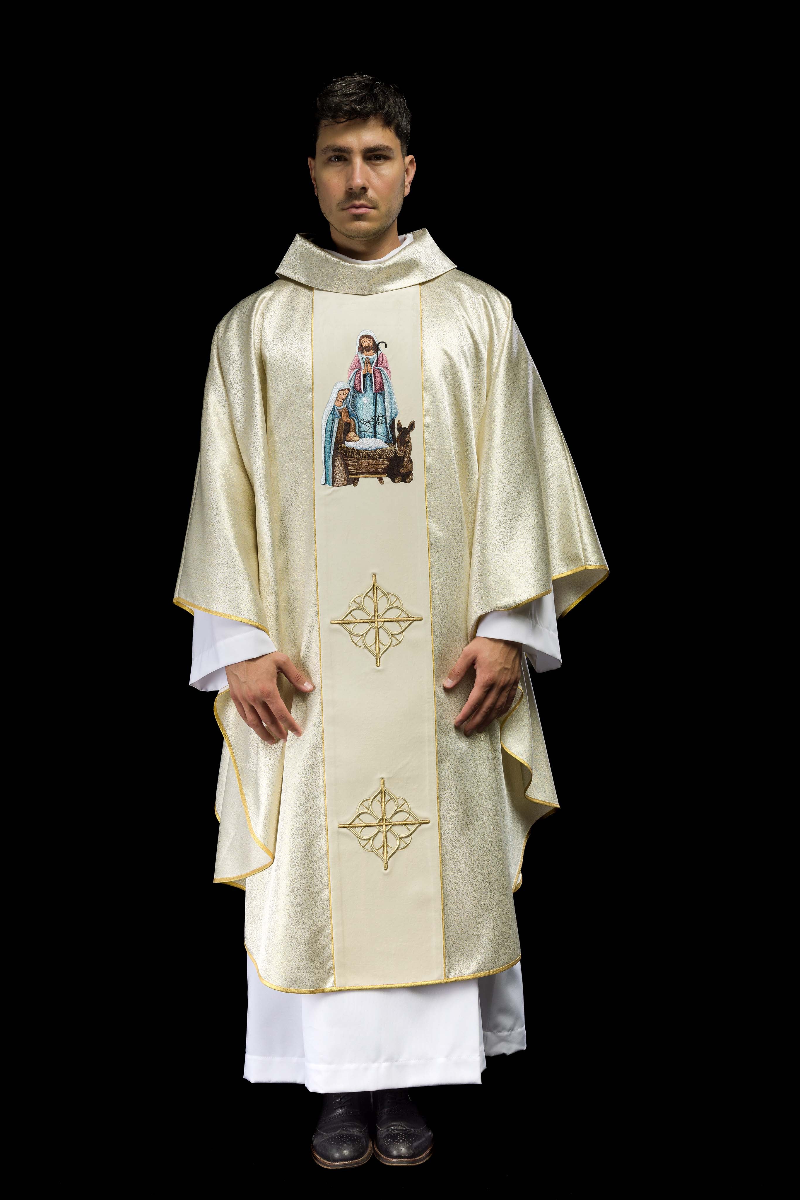 Embroidered Chasuble with the image of the Holy Family on gold fabric - CHASUBLES.COM