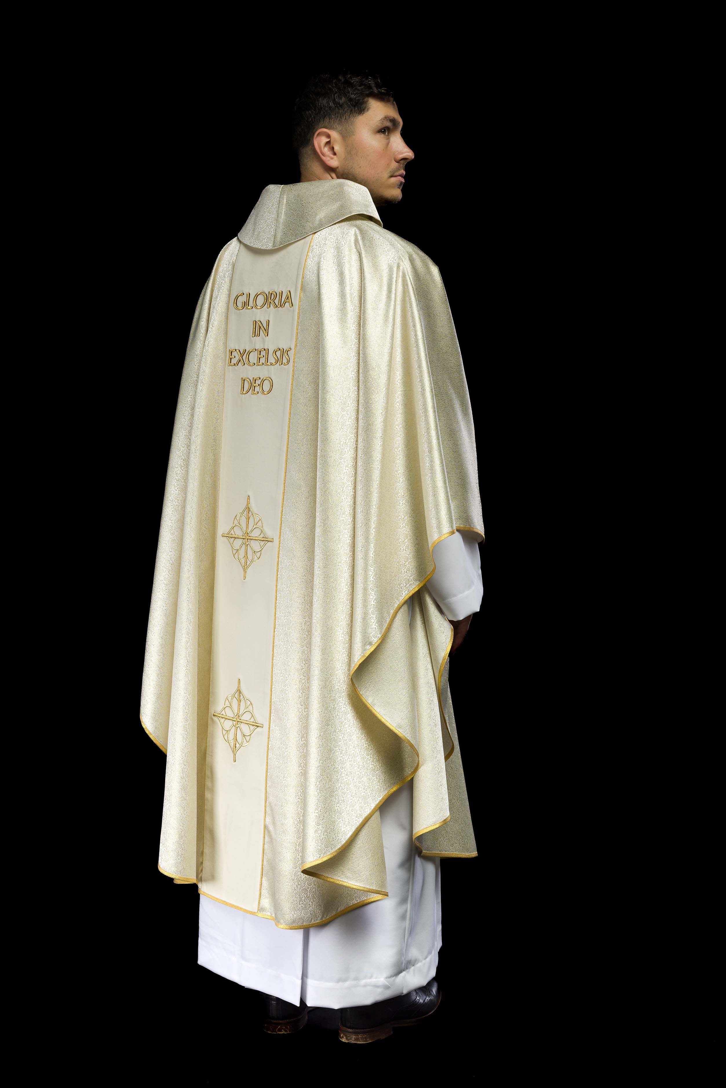 Embroidered Chasuble with the image of the Holy Family on gold fabric - CHASUBLES.COM
