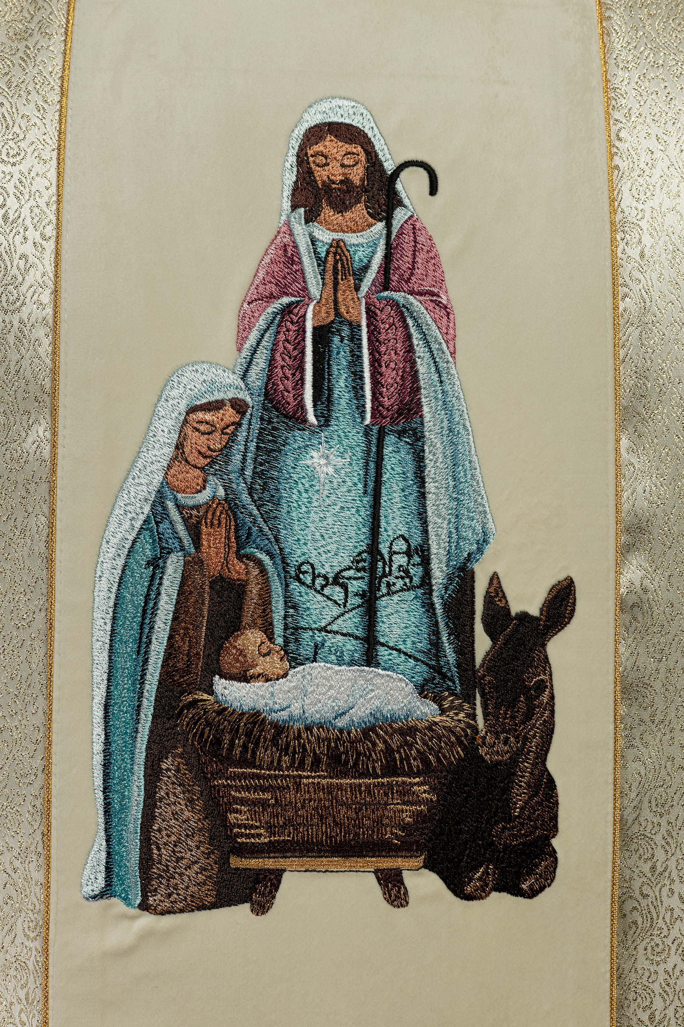 Embroidered Chasuble with the image of the Holy Family on gold fabric - CHASUBLES.COM