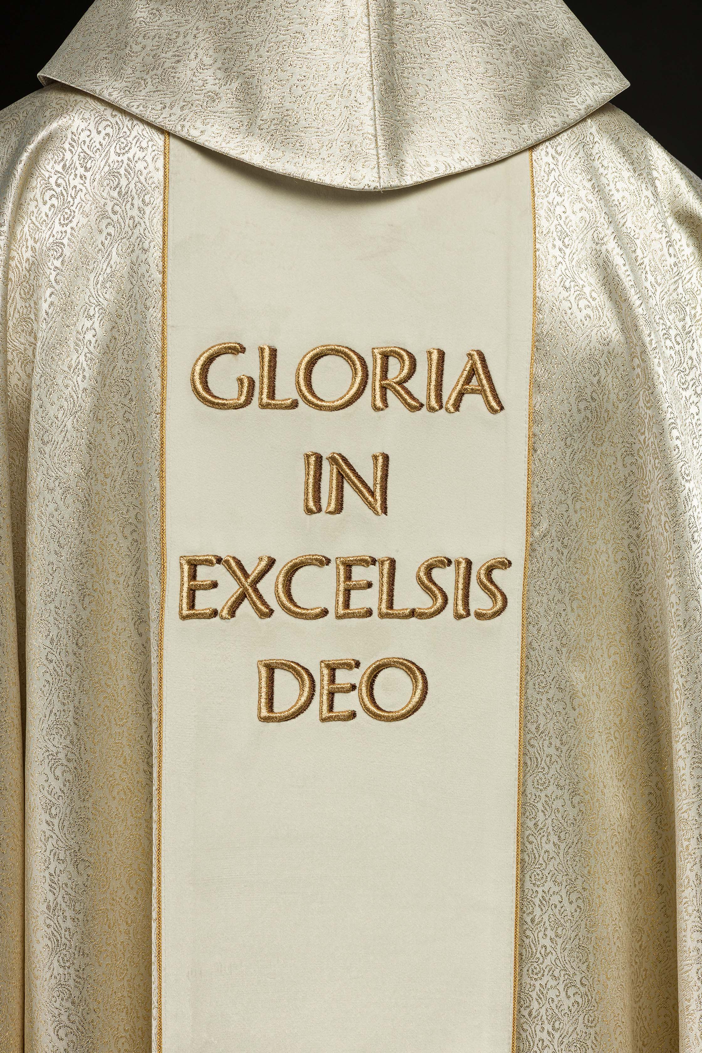Embroidered Chasuble with the image of the Holy Family on gold fabric - CHASUBLES.COM