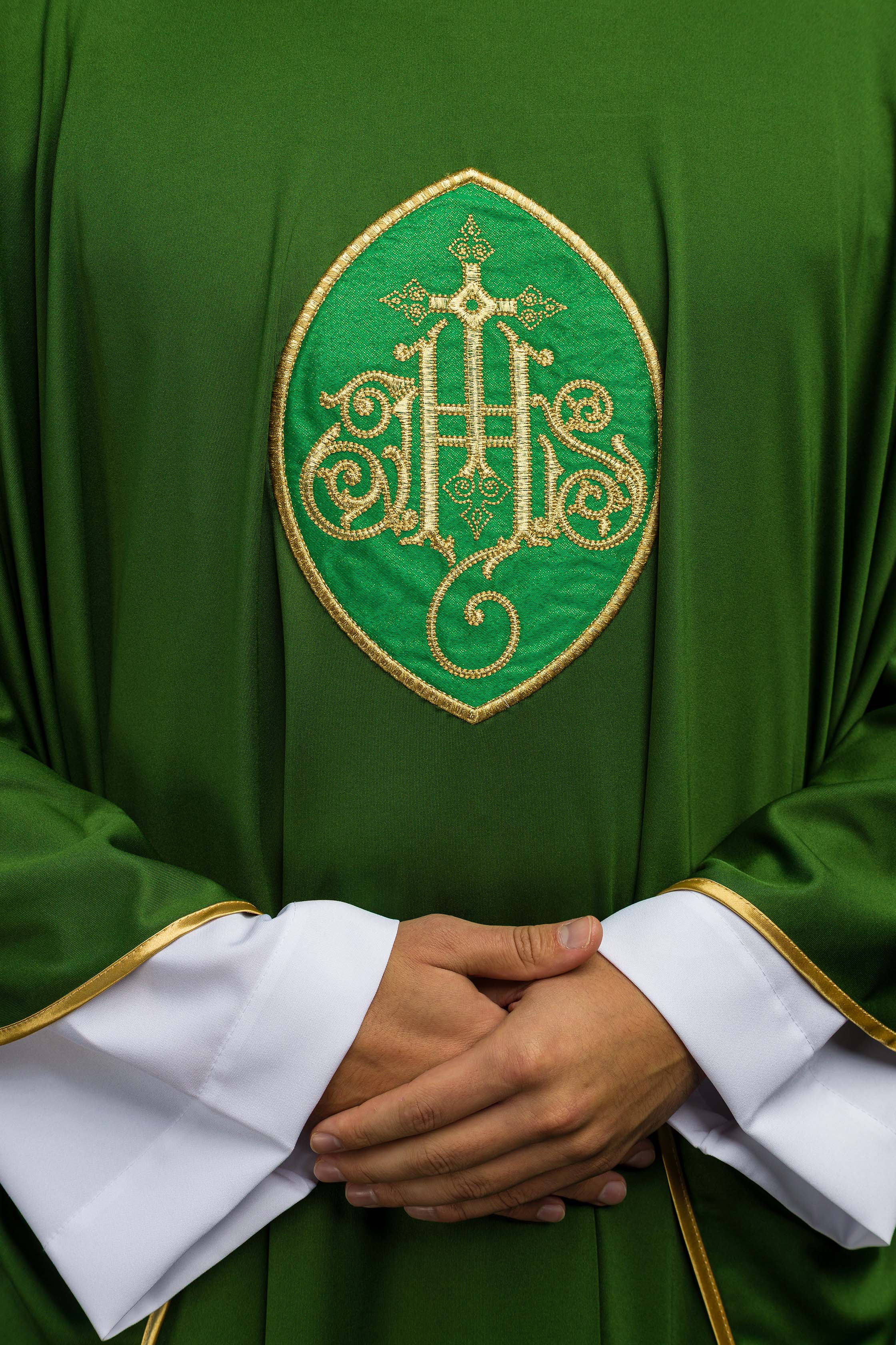 Chasuble embroidered with IHS lightweight SACROLITE knit fabric
