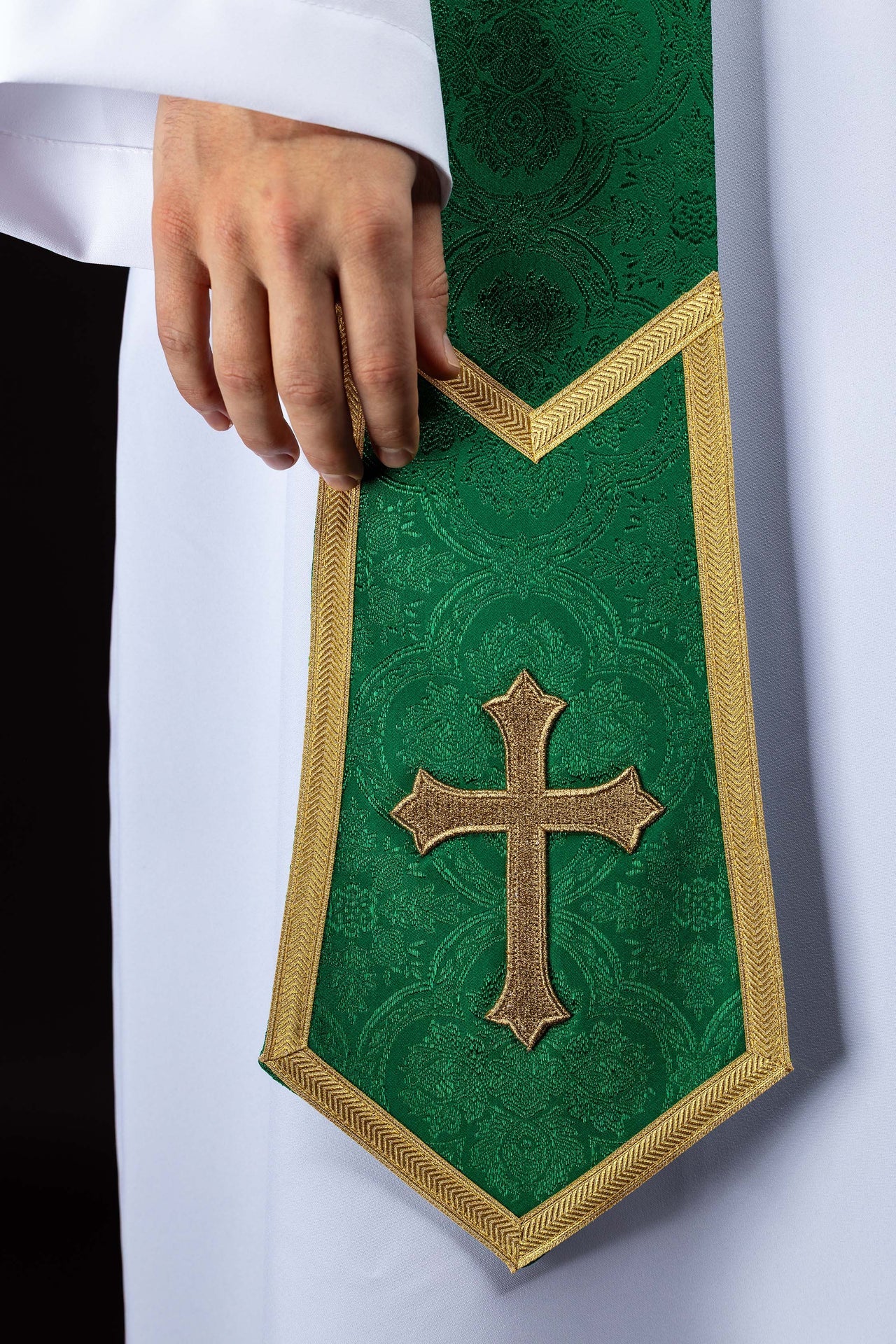 Stuła haftowana z motywem Krzyża zielona tkanina żakardowa - CHASUBLES.COM