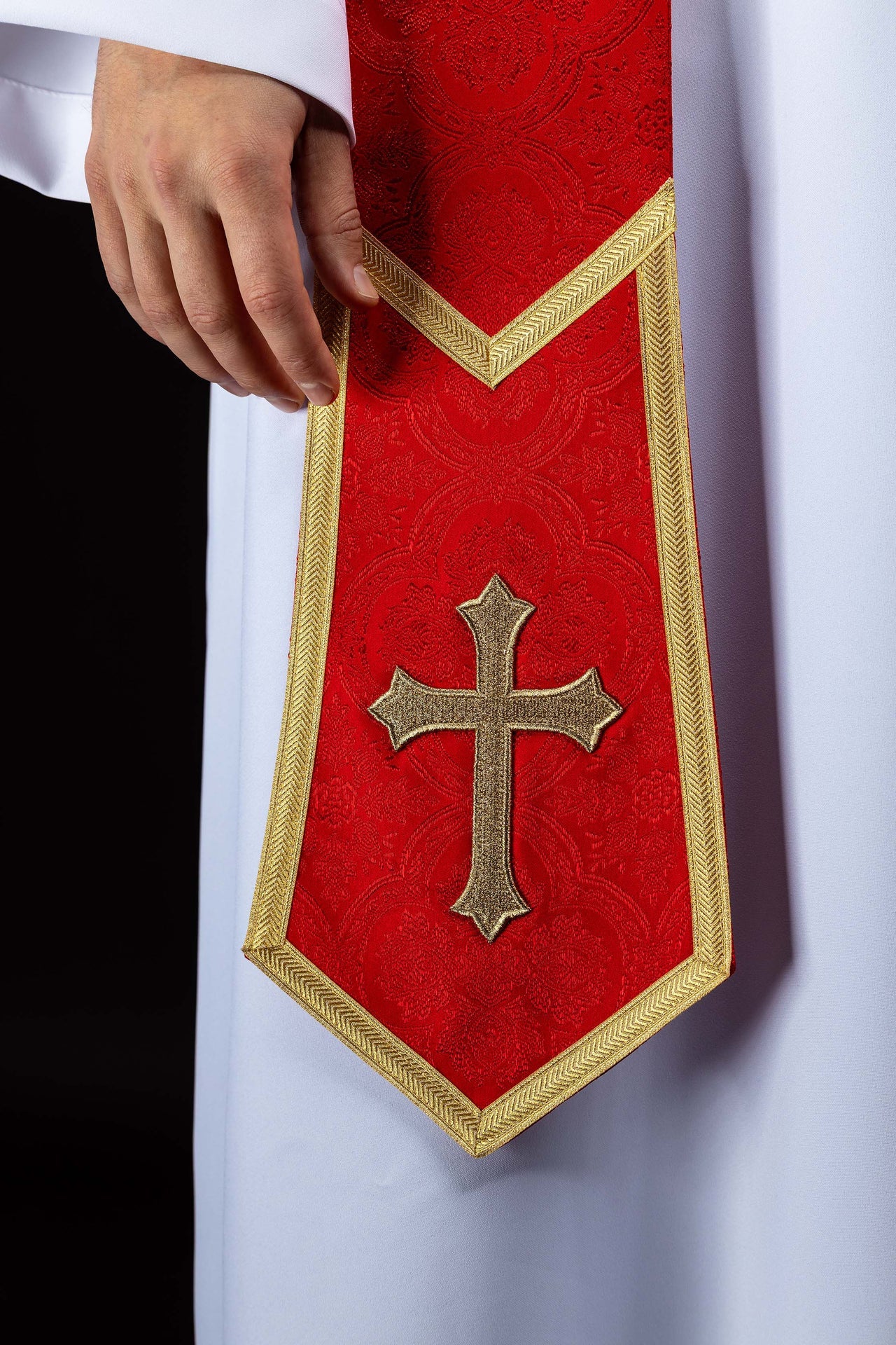 Stuła haftowana z motywem Krzyża czerwona tkanina żakardowa - ORNATY.PL