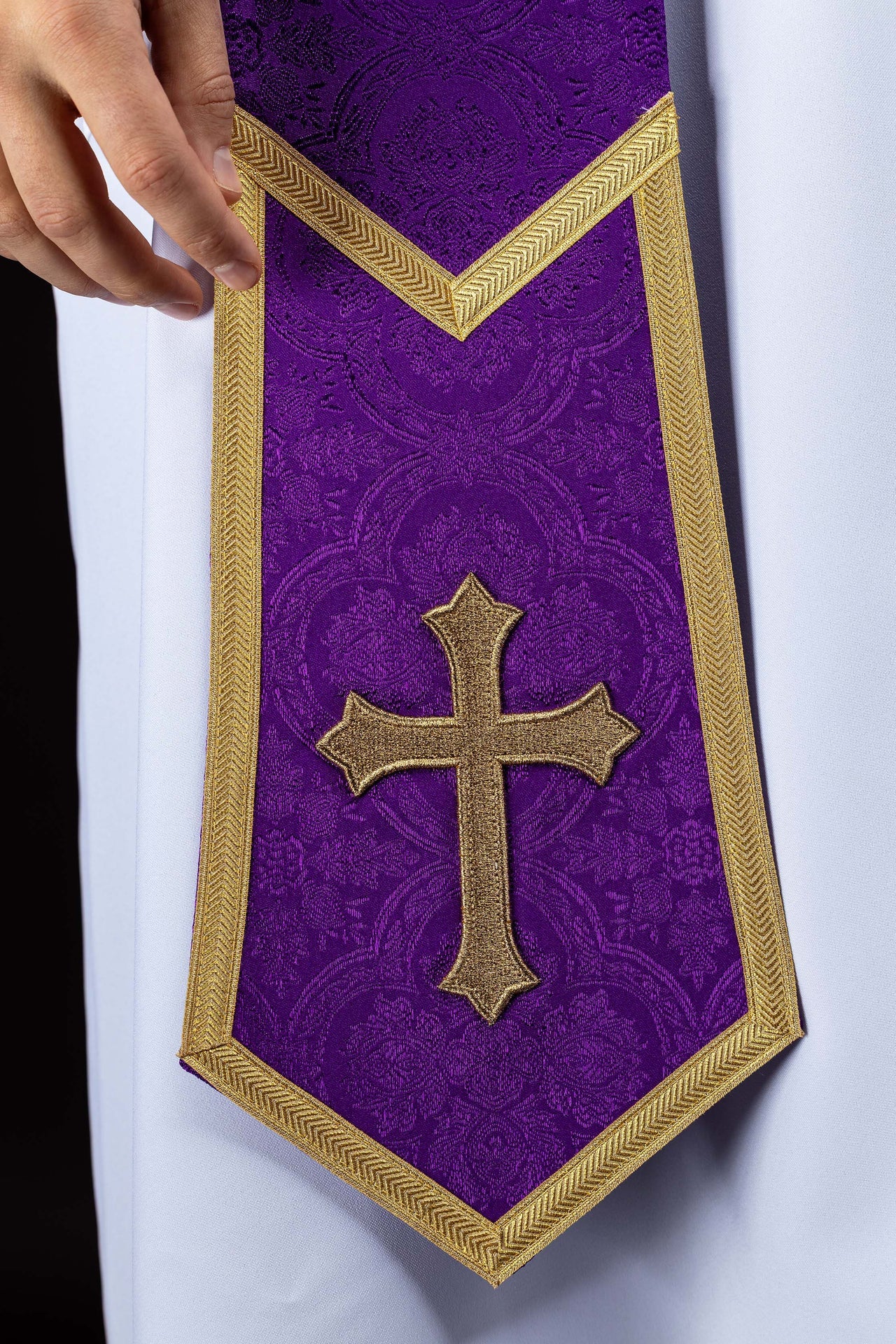 Stuła haftowana z motywem Krzyża fioletowa tkanina żakardowa - ORNATY.PL