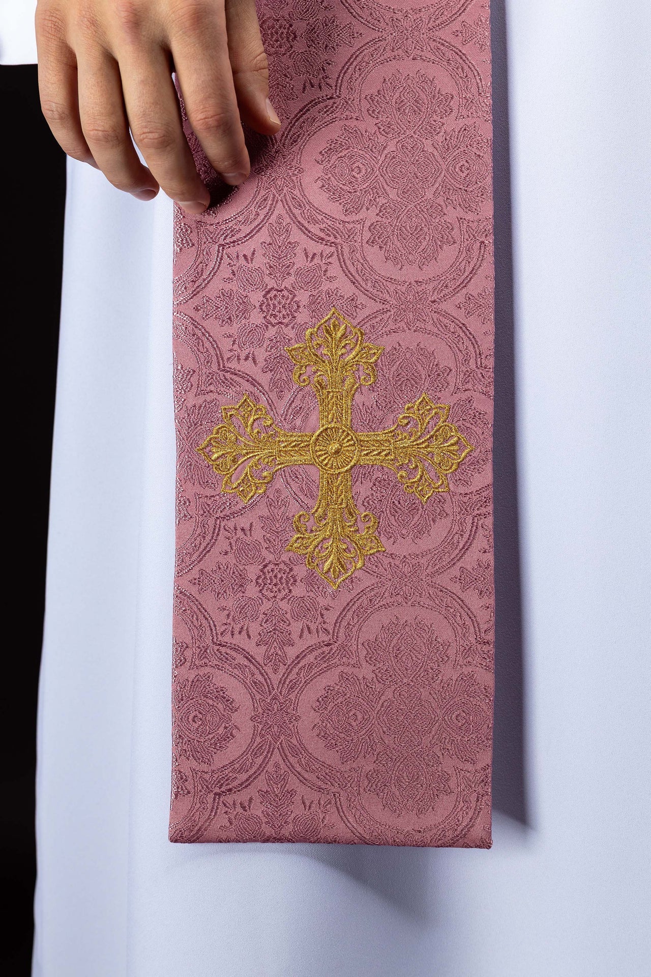 Stuła haftowana z motywem Krzyża różowa tkanina żakardowa - ORNATY.PL