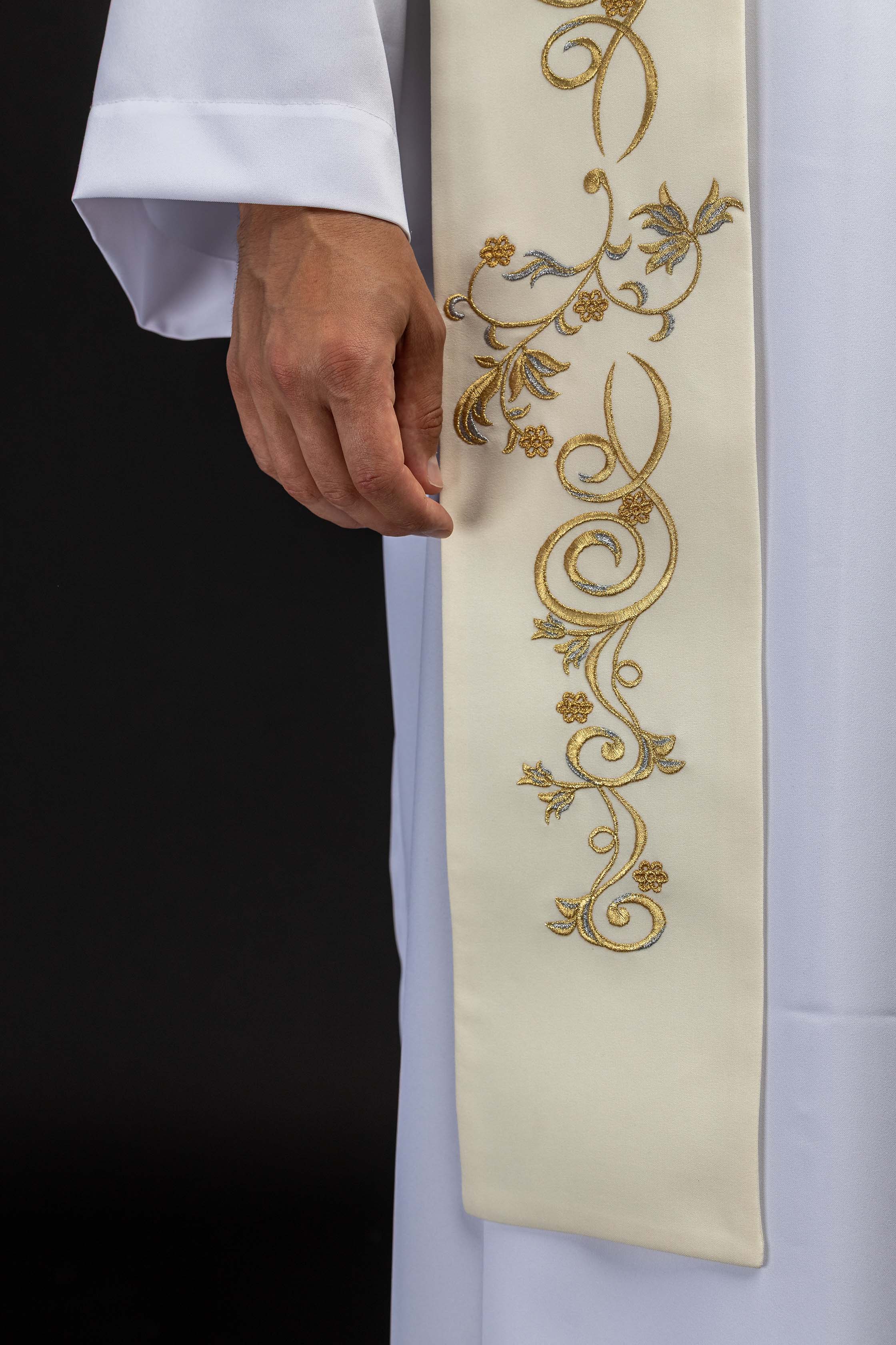 Embroidered stole with the image of Our Lady of Fatima