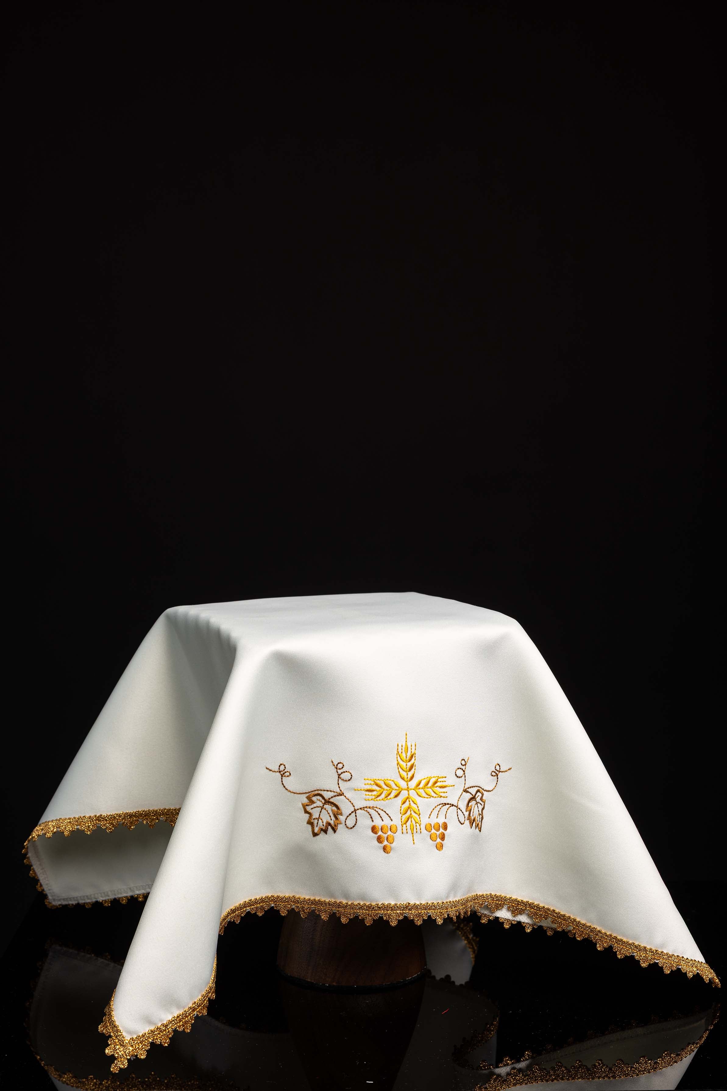 Chalice veil with gold JHS and grapes (set of 4)