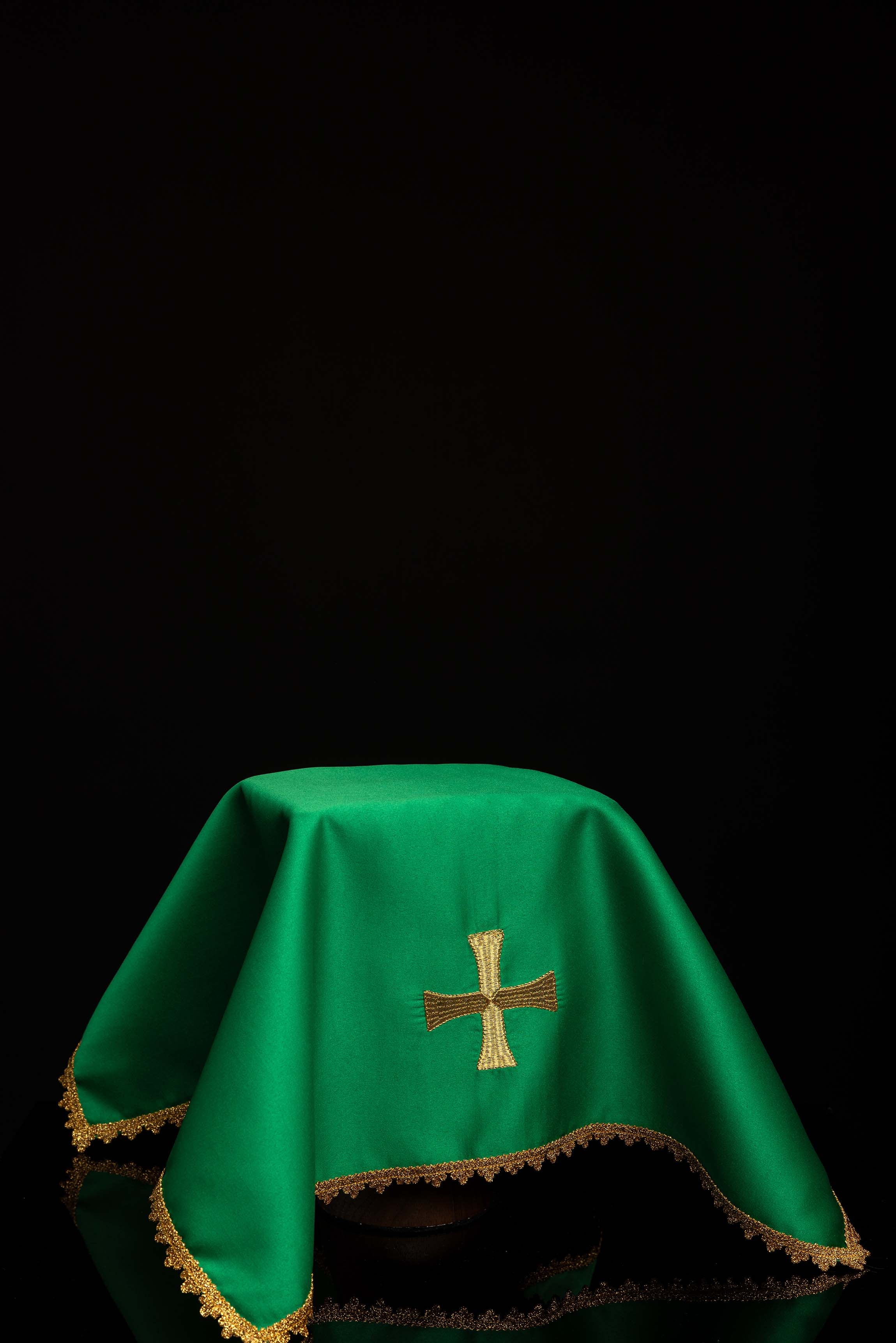 Chalice veil in 4 colors with golden cross embroidery