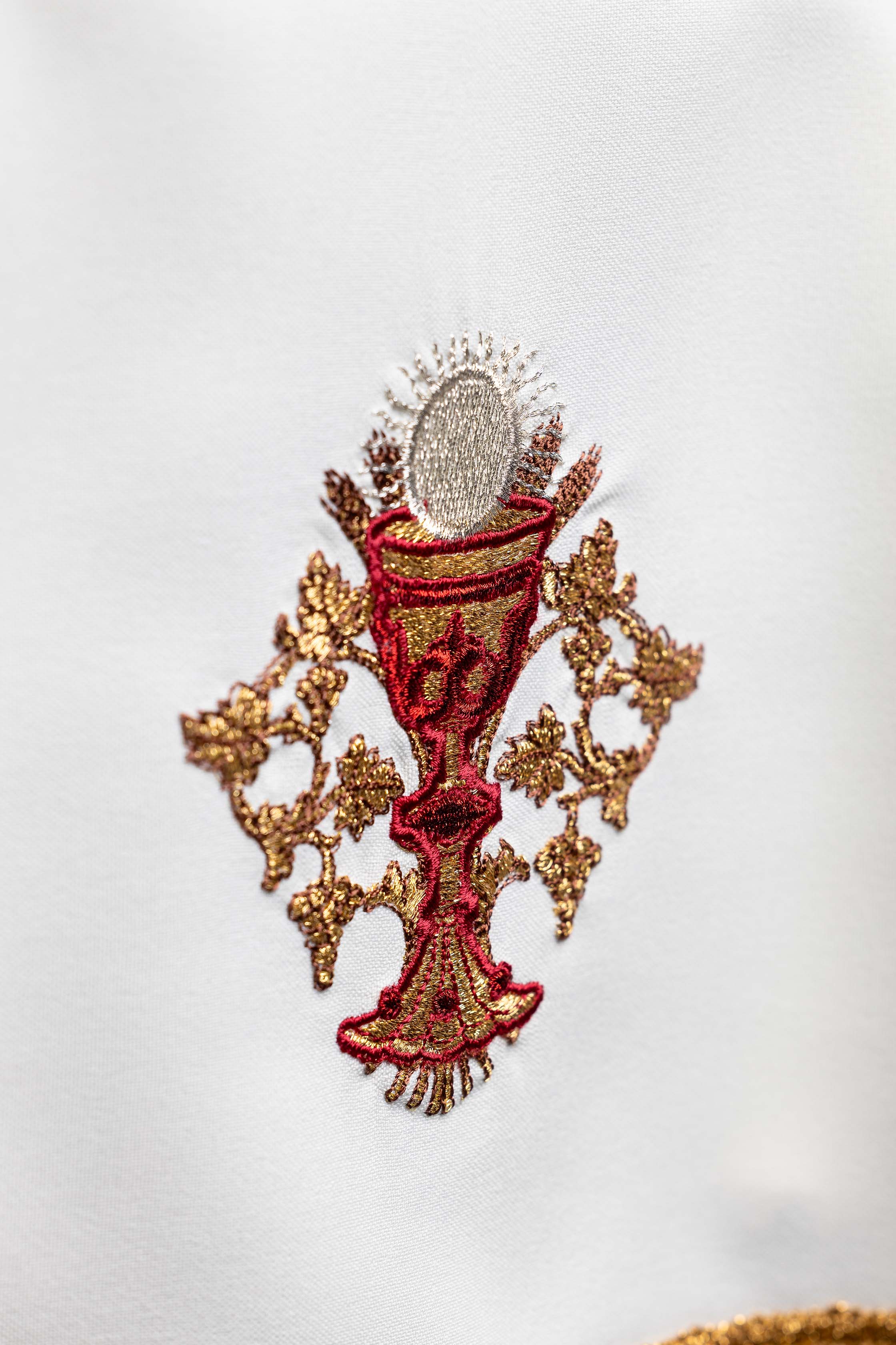 Chalice veil with host embroidery