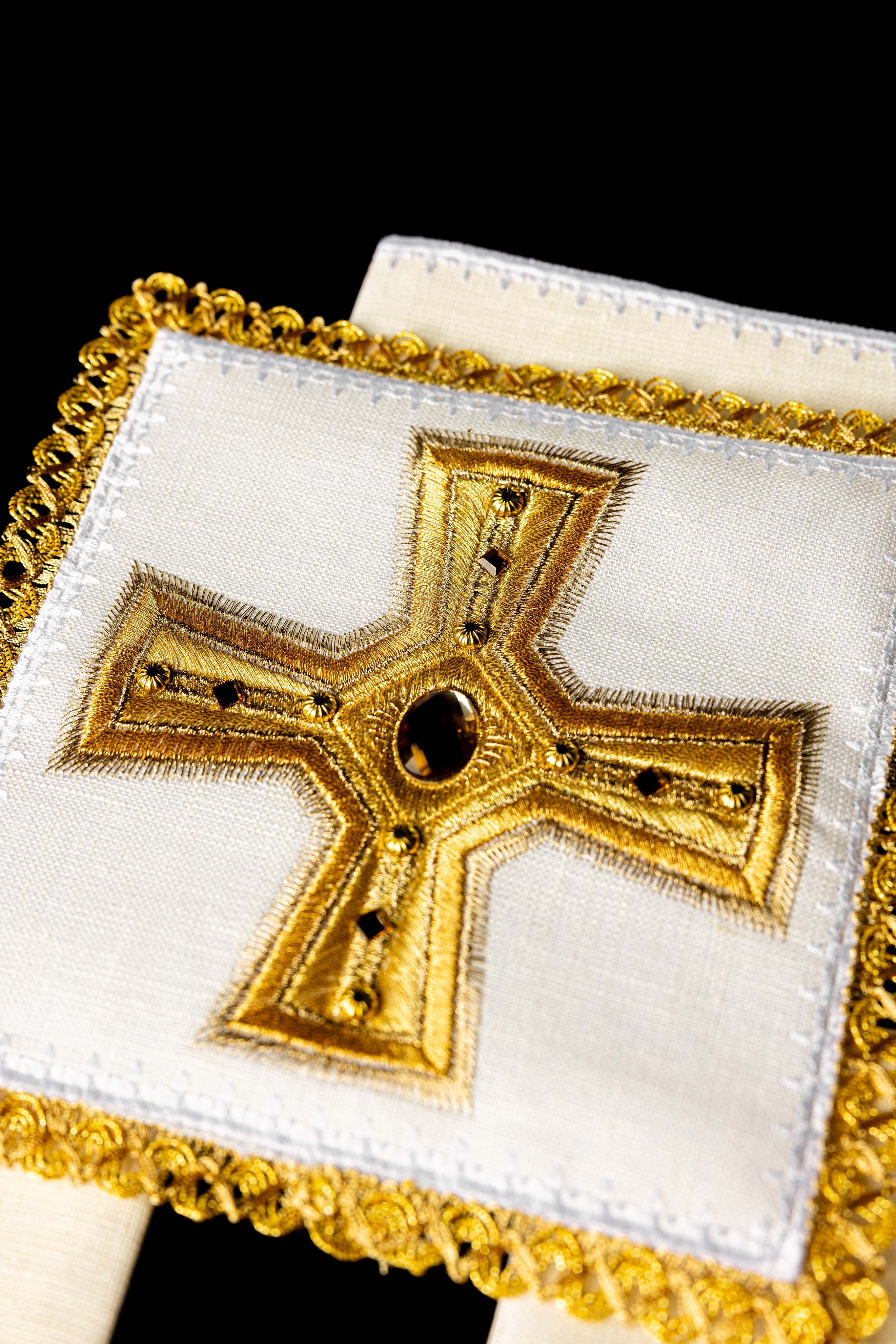 Linen Chalice Linens Richly Embroidered with Stones - CHASUBLES.COM