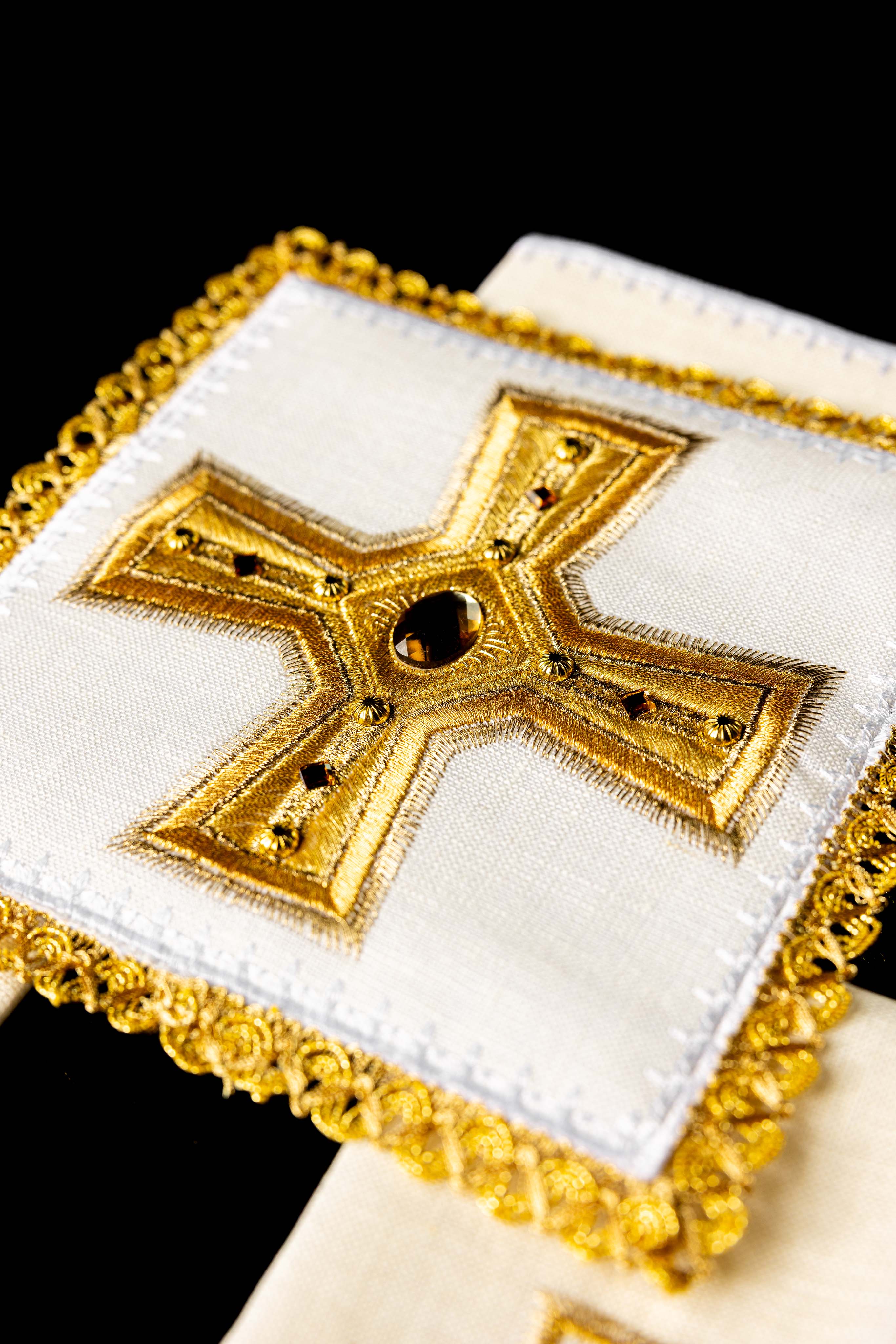 Linen Chalice Linens Richly Embroidered with Stones - CHASUBLES.COM
