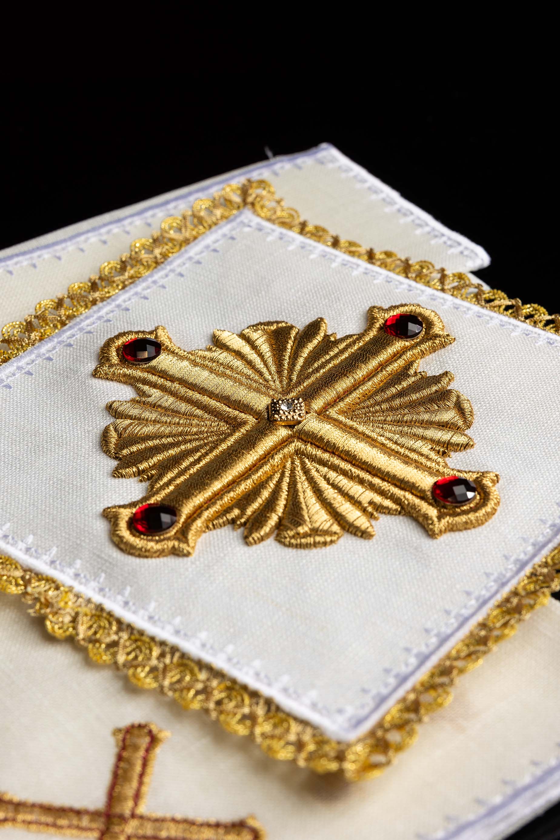 Embroidered altar linen richly decorated - CHASUBLES.COM