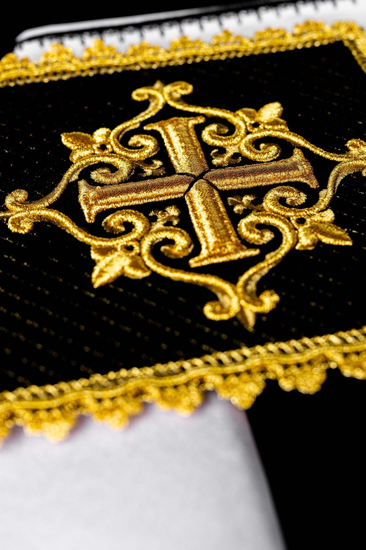 Chalice linens set made of black velvet with an embroidered cross