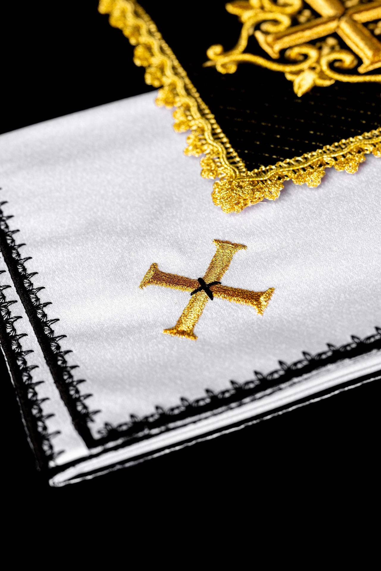 Chalice linens set made of black velvet with an embroidered cross