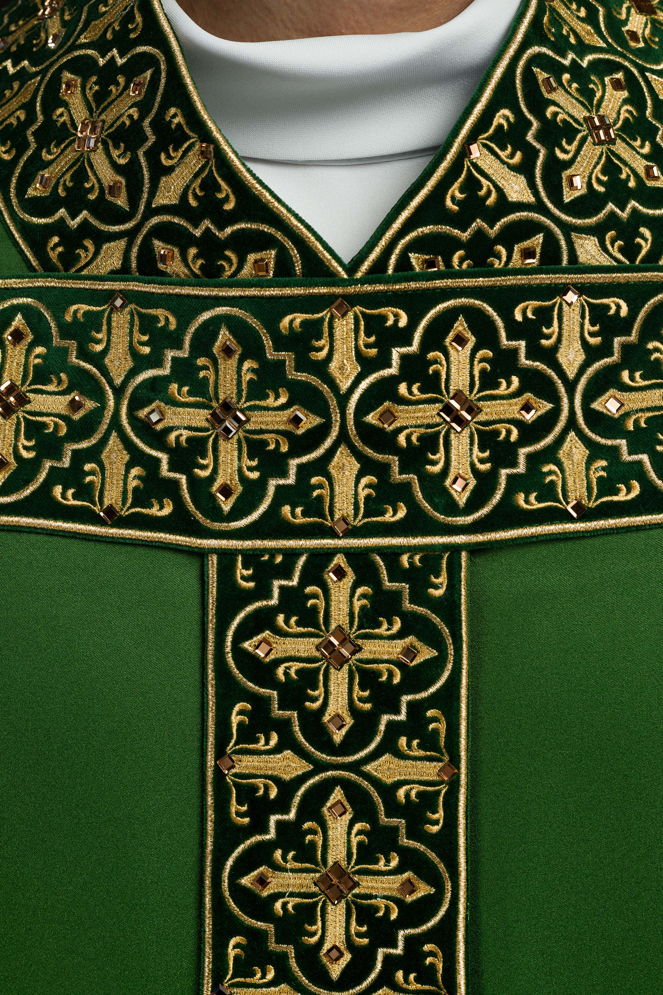 Green chasuble finished with 500 green faceted stones - CHASUBLES.COM