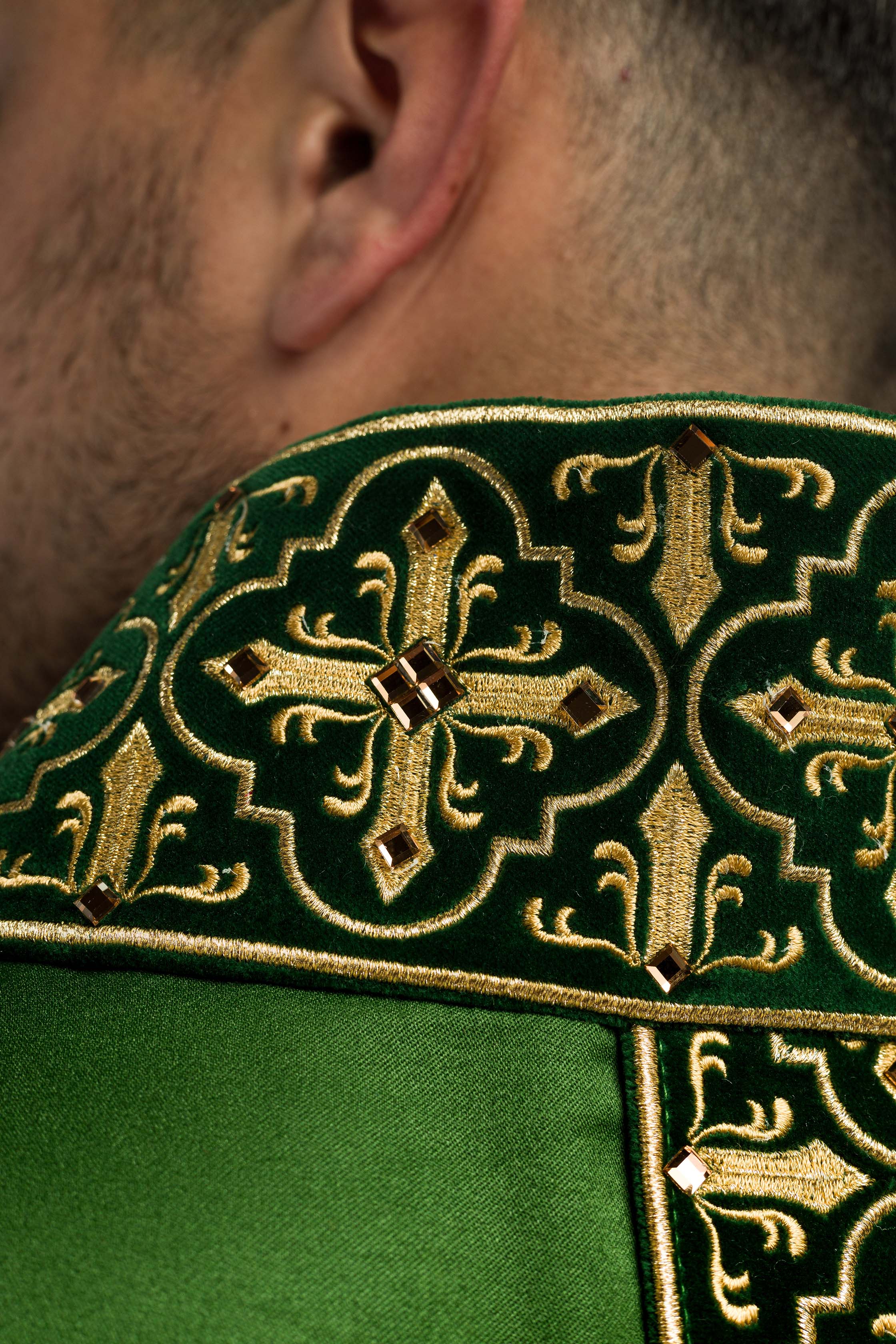 Green chasuble finished with 500 green faceted stones - CHASUBLES.COM