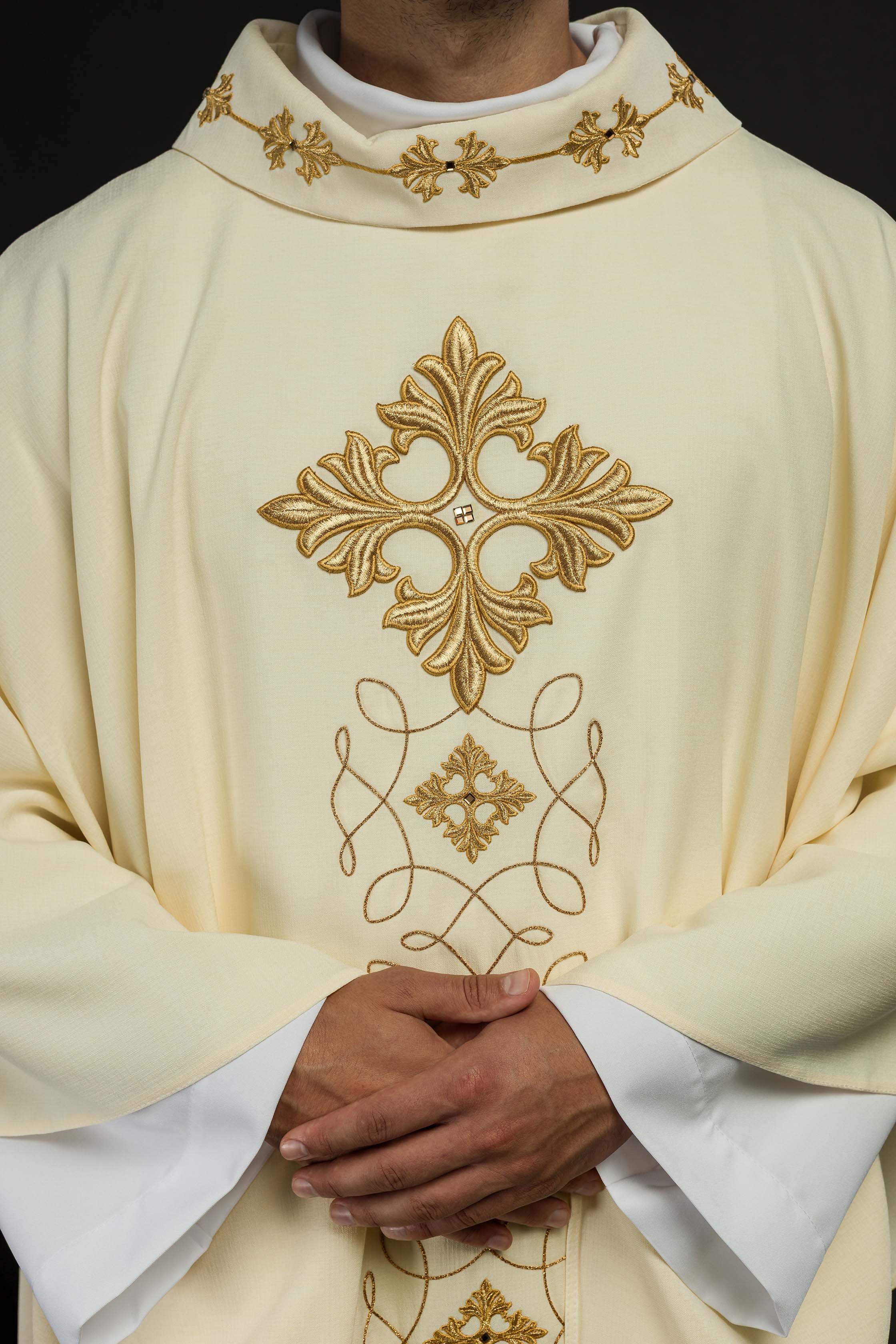 Ivory chasuble with embroidery inspired by rosary - CHASUBLES.COM