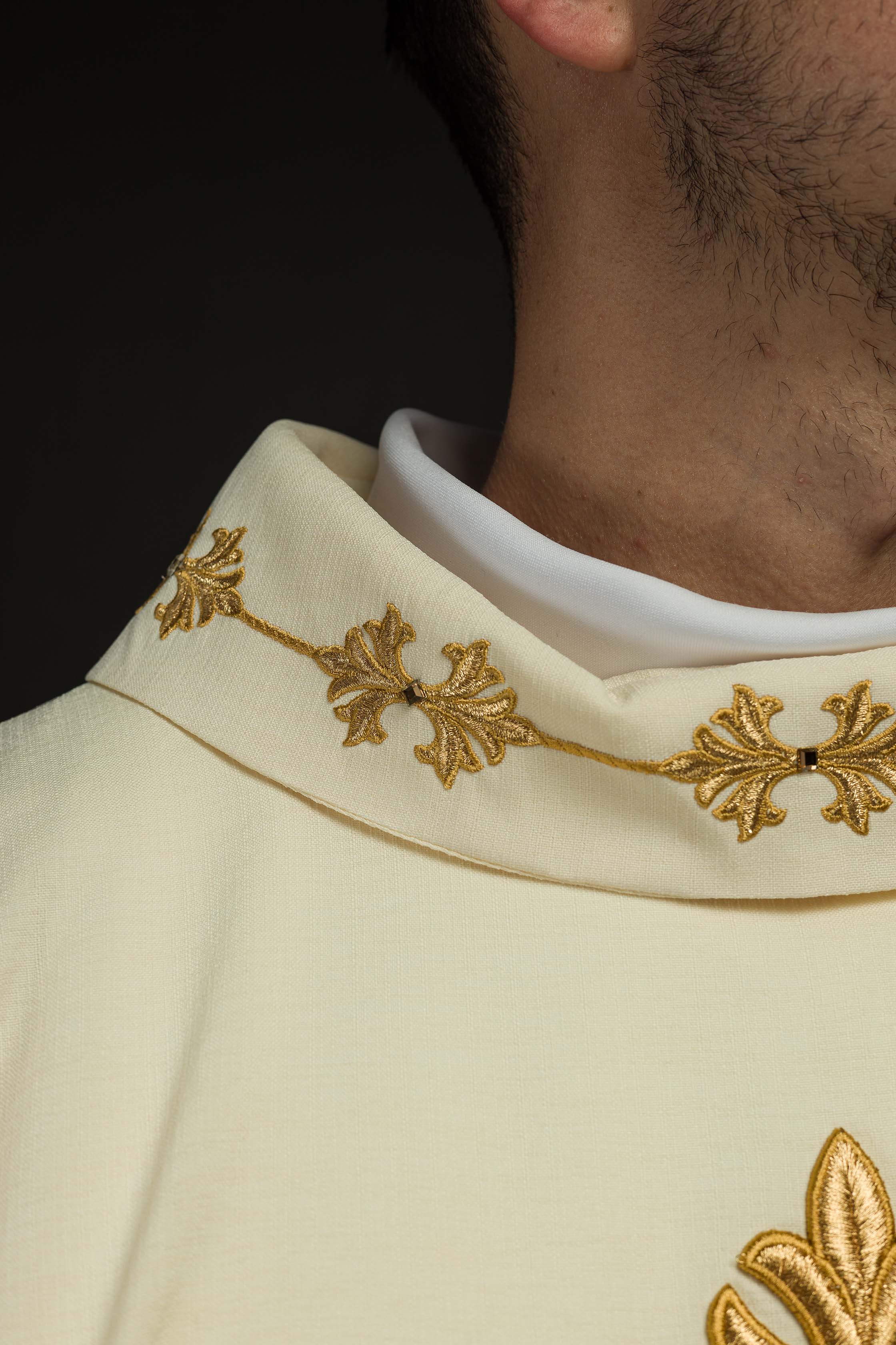 Ivory chasuble with embroidery inspired by rosary - CHASUBLES.COM