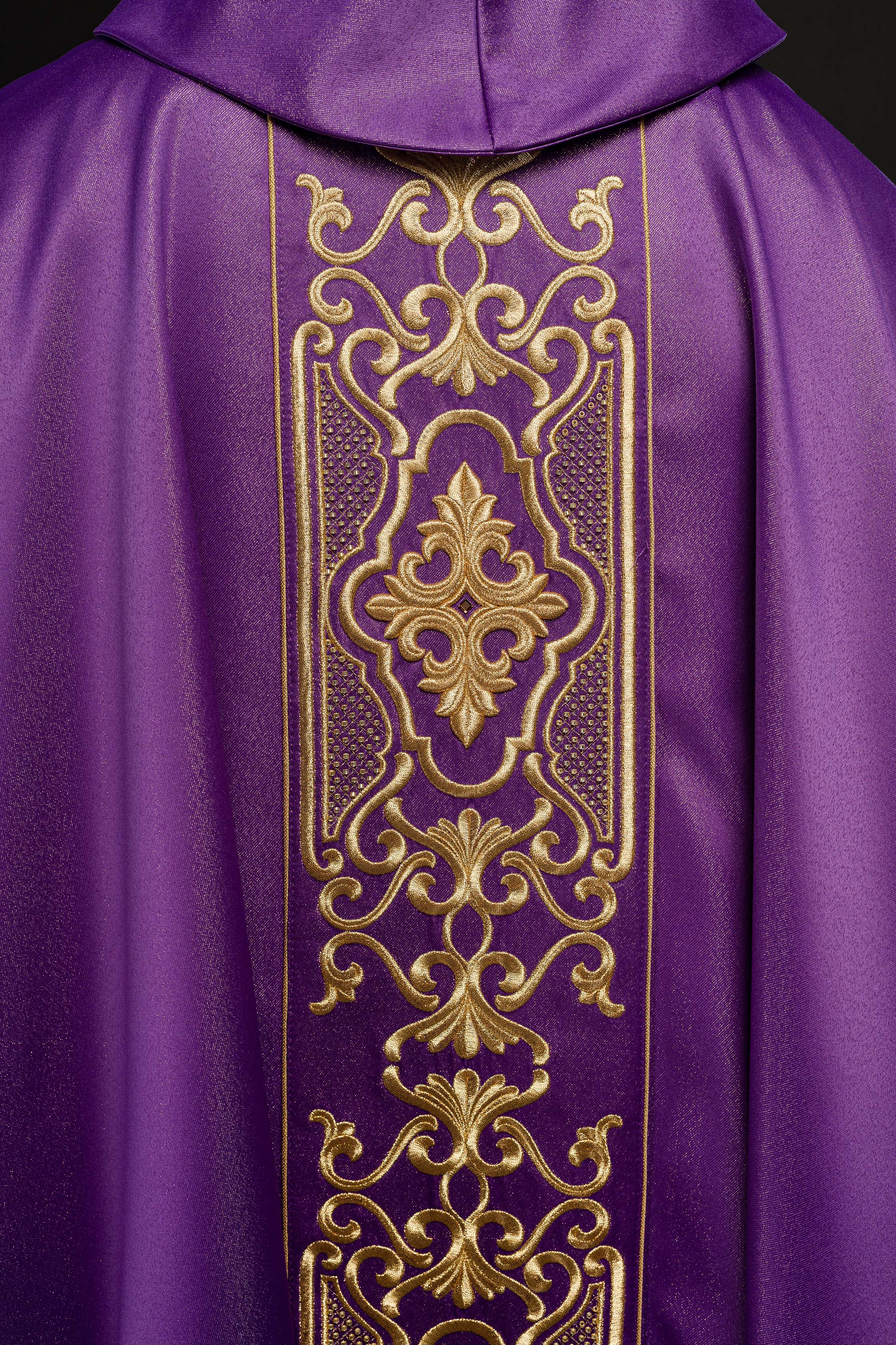 Purple chasuble richly embroidered, shining - CHASUBLES.COM