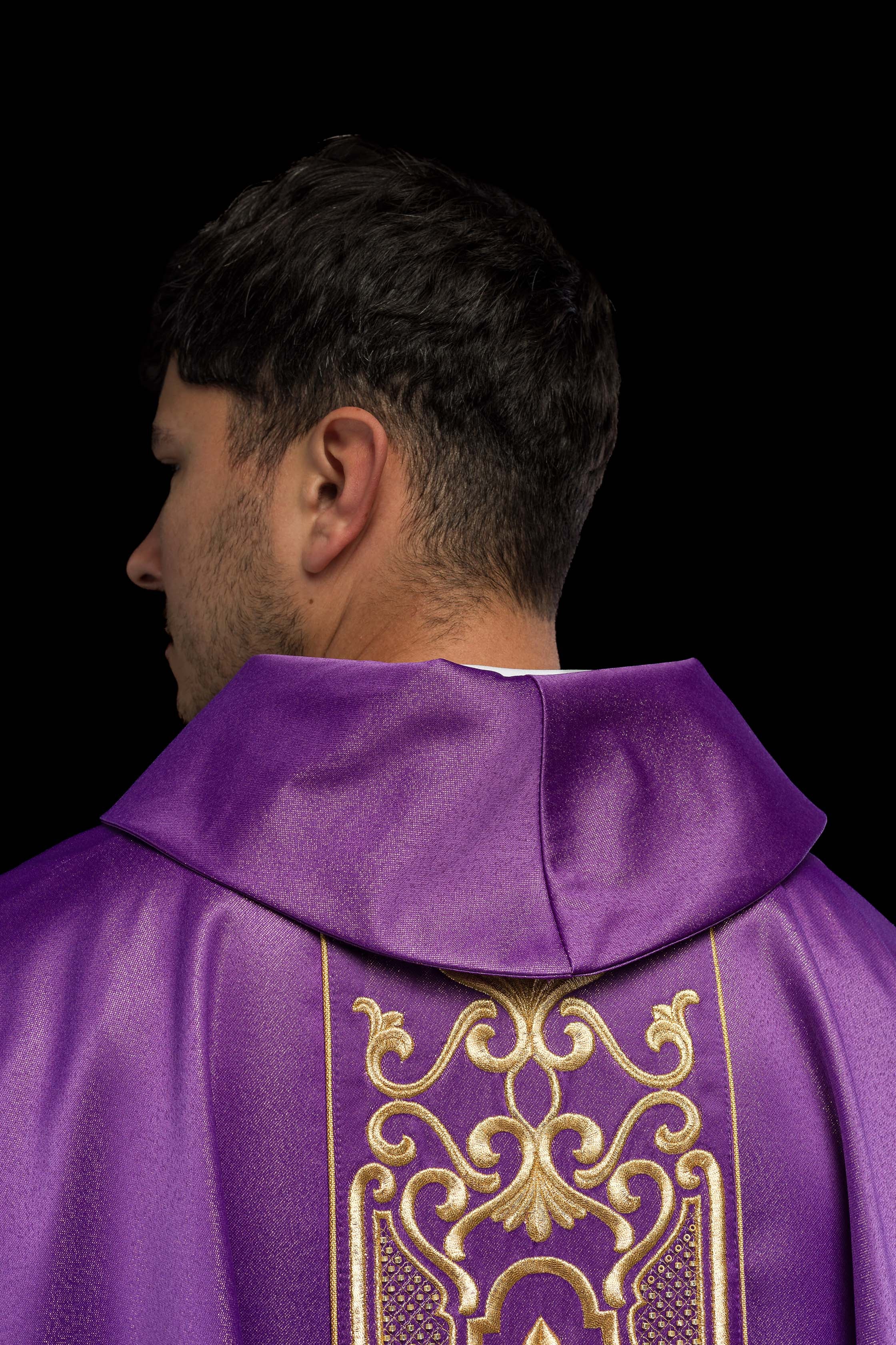 Purple chasuble richly embroidered, shining - CHASUBLES.COM