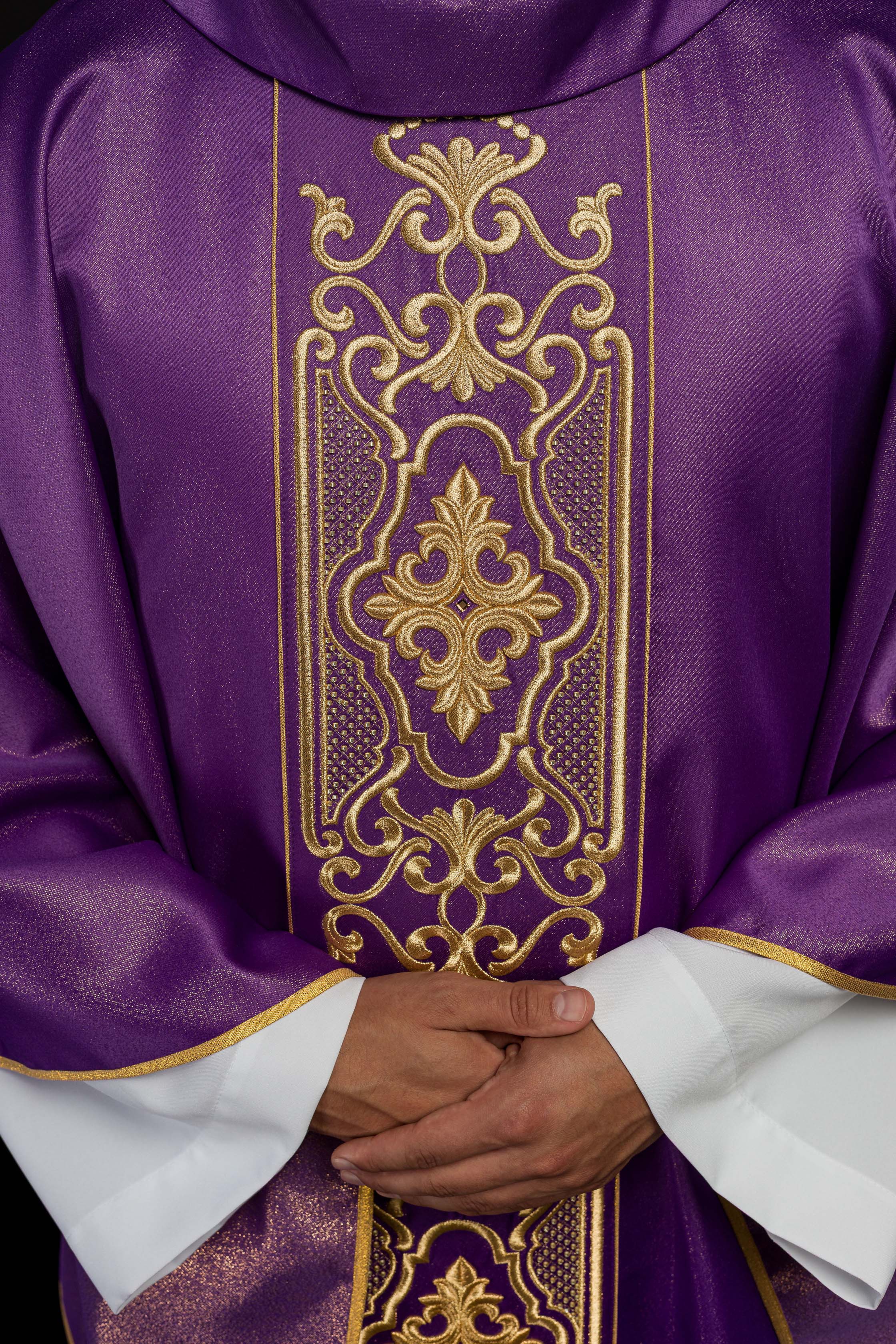 Purple chasuble richly embroidered, shining - CHASUBLES.COM