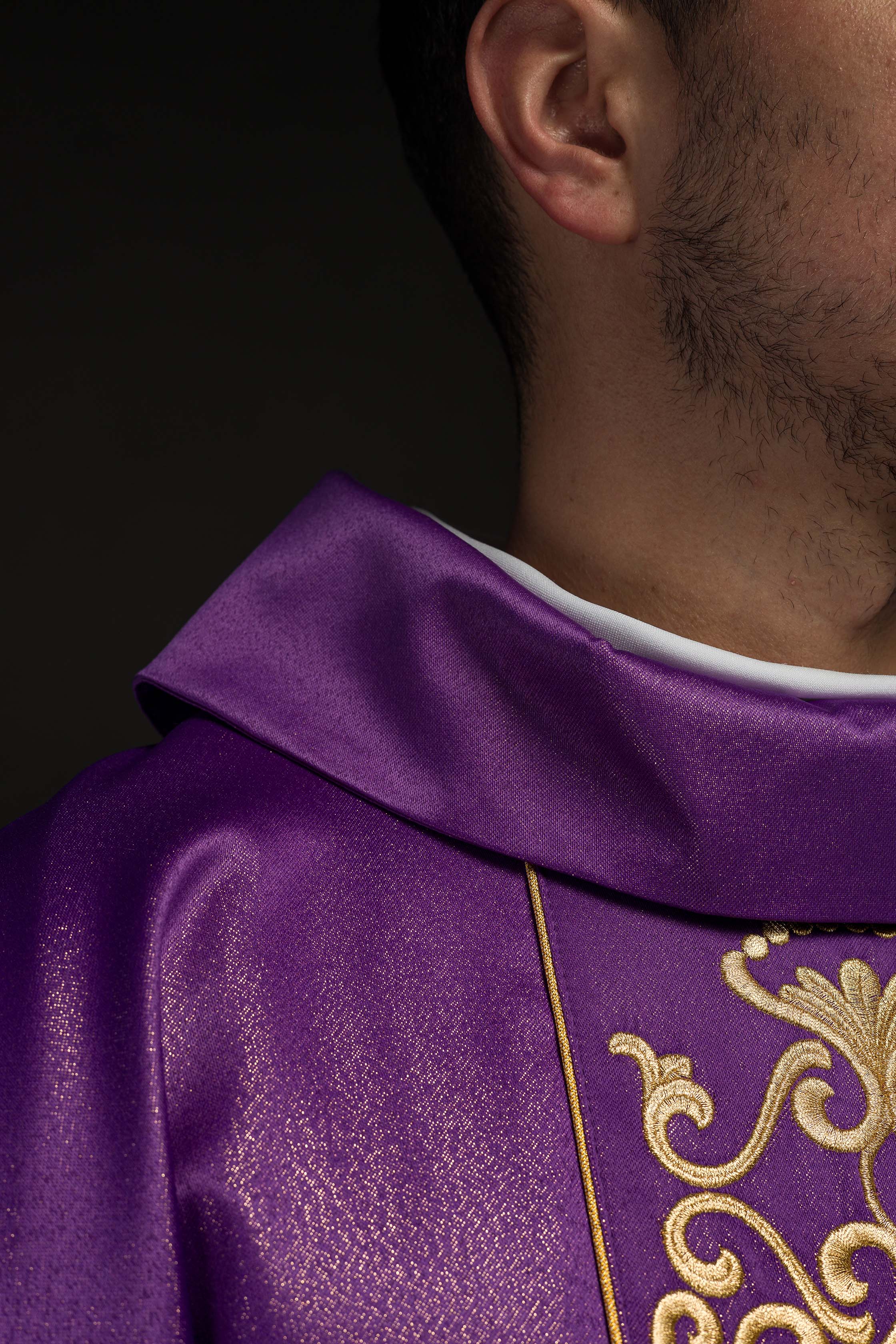 Purple chasuble richly embroidered, shining - CHASUBLES.COM