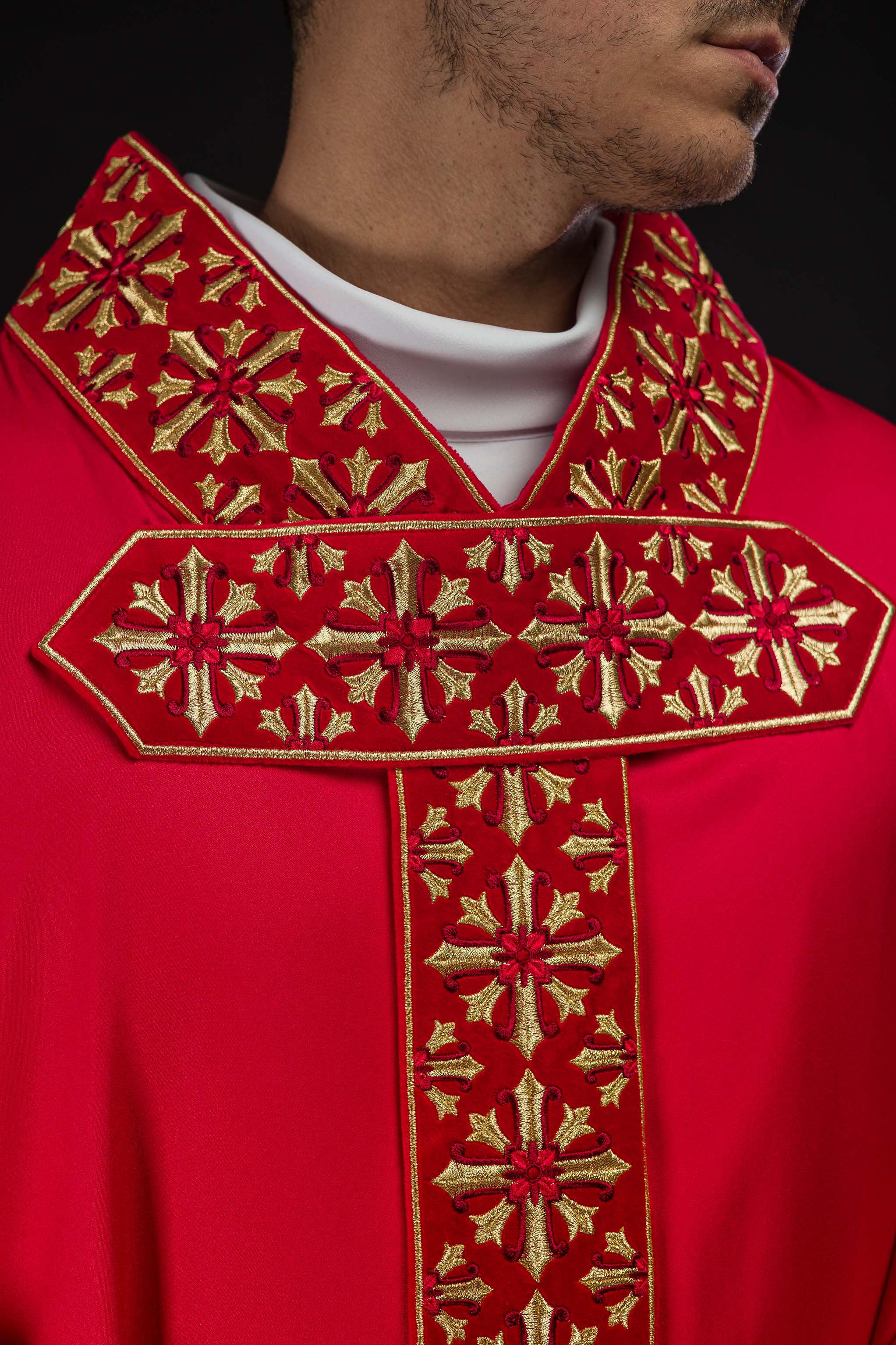 Red chasuble with cross neck and shiny embroidery - CHASUBLES.COM