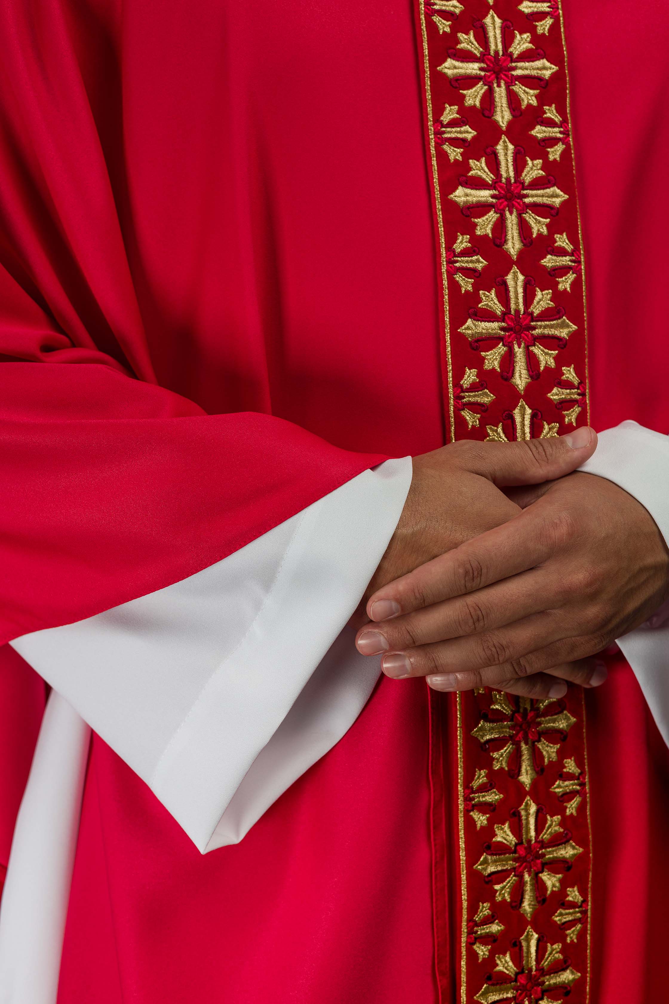 Red chasuble with cross neck and shiny embroidery - CHASUBLES.COM