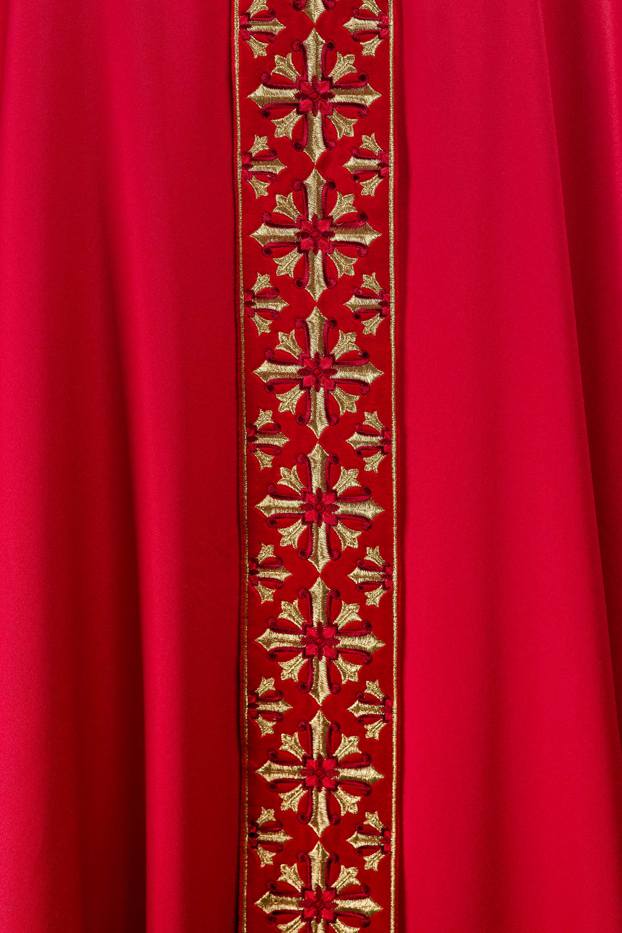 Red chasuble with cross neck and shiny embroidery - CHASUBLES.COM
