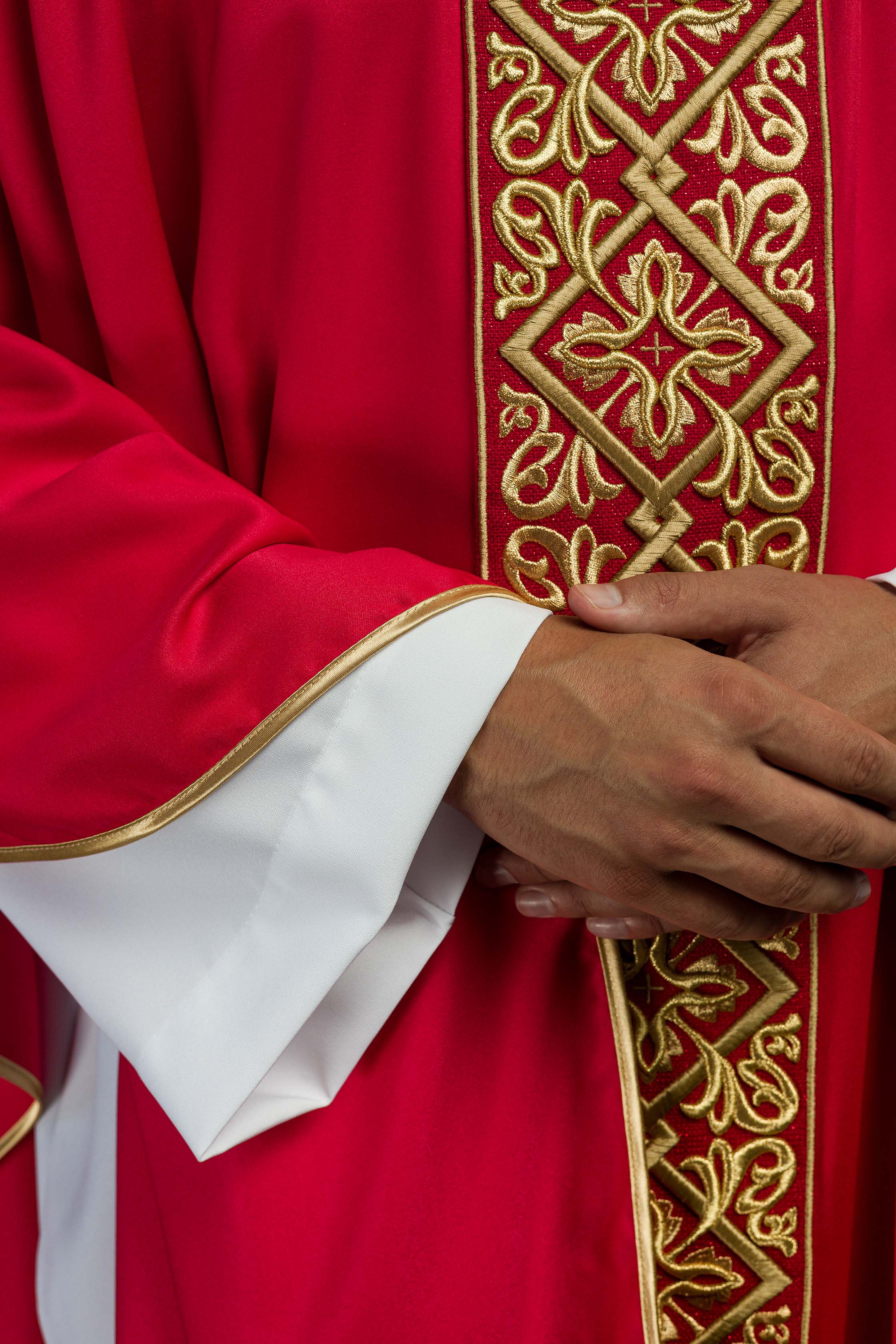 Red chasuble with embroidered collar - CHASUBLES.COM