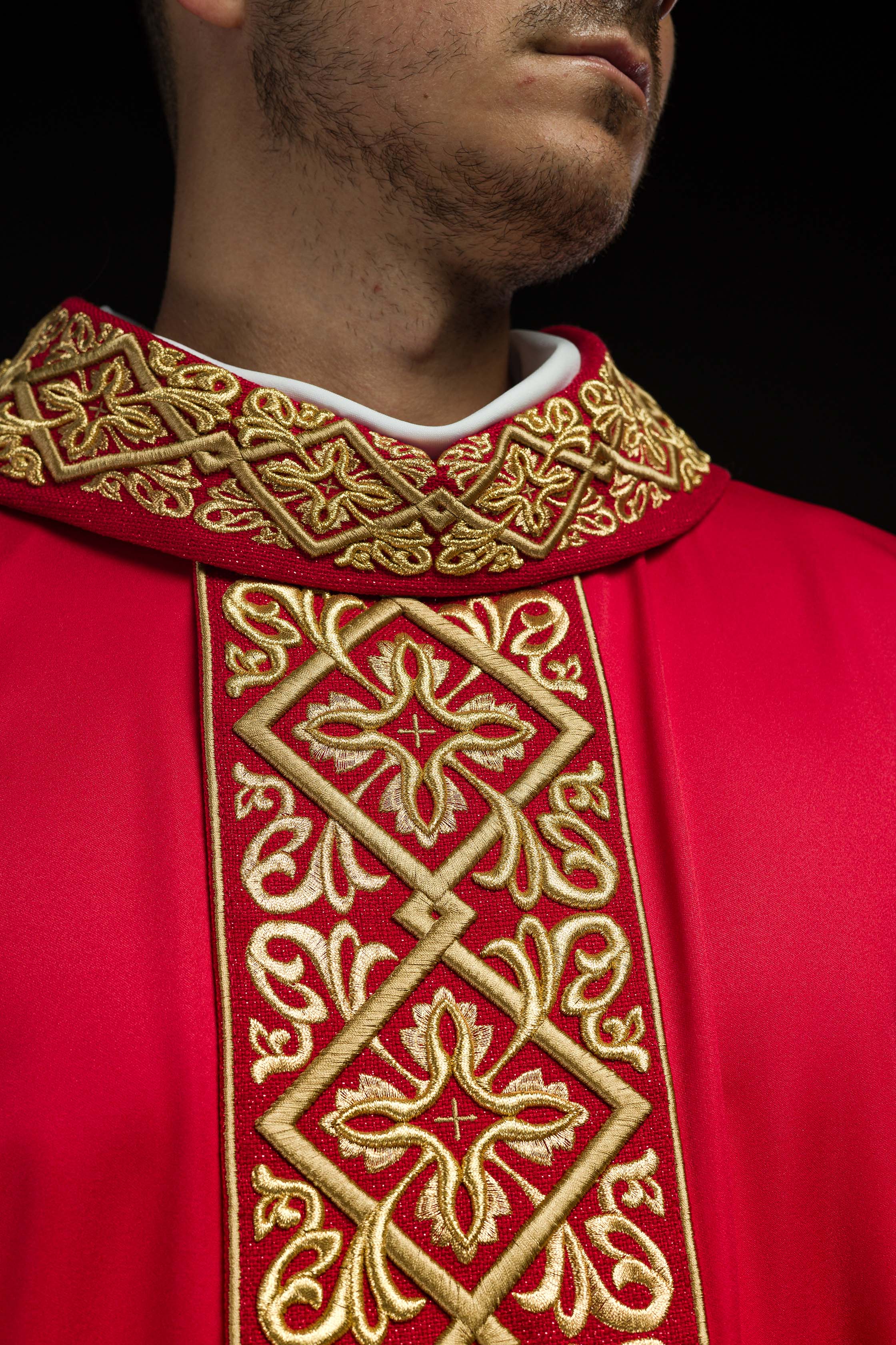 Red chasuble with embroidered collar - CHASUBLES.COM
