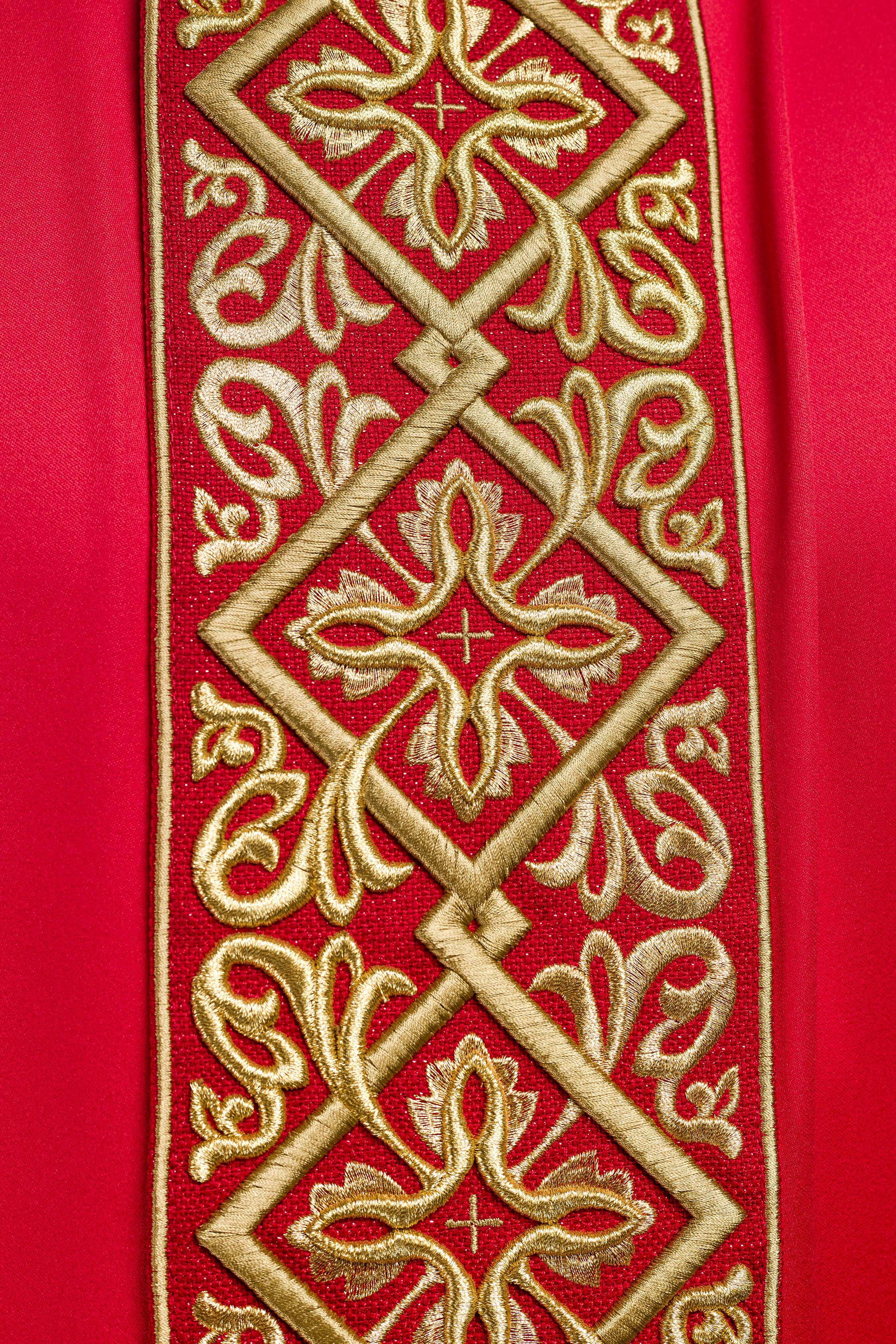 Red chasuble with embroidered collar - CHASUBLES.COM