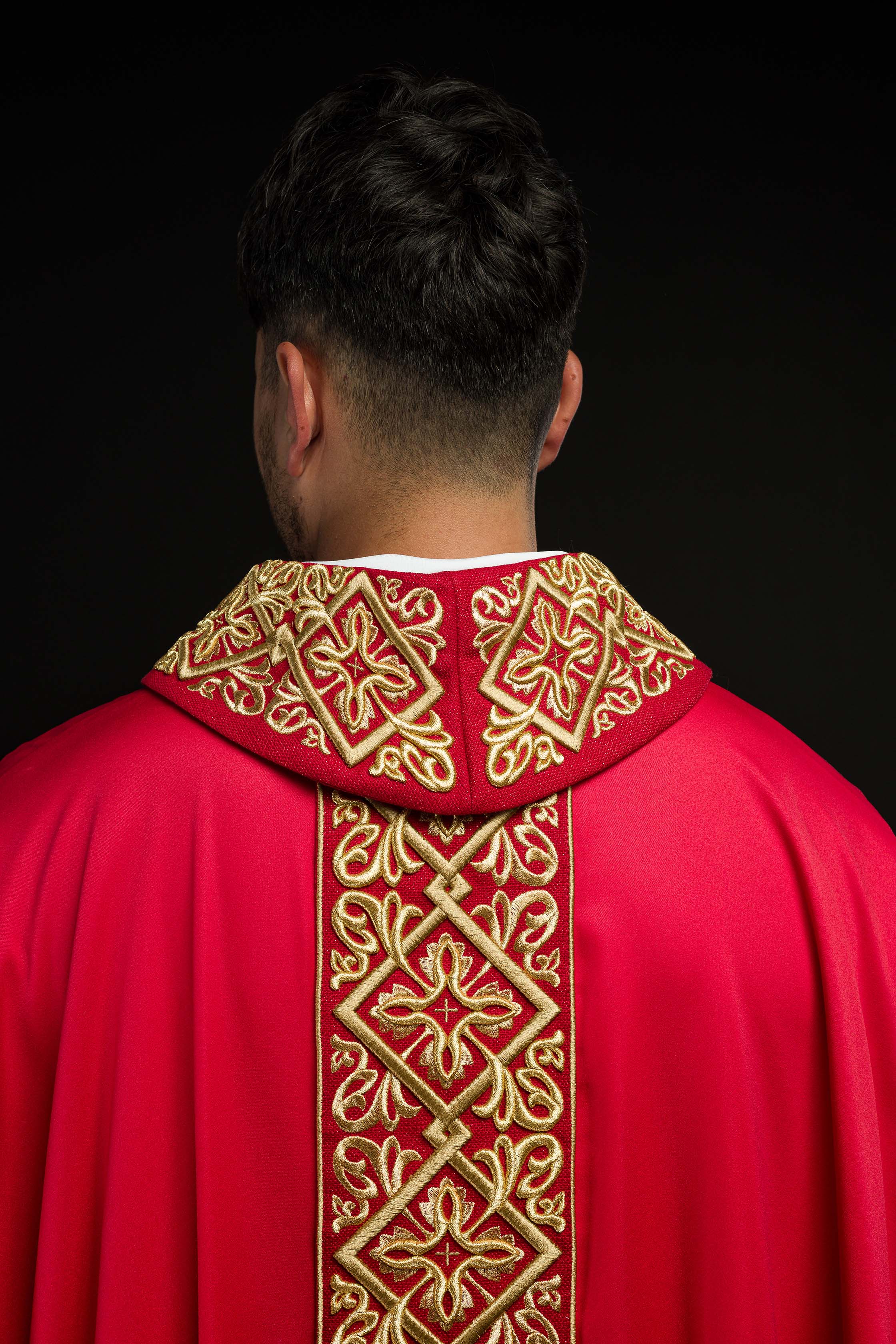 Red chasuble with embroidered collar - CHASUBLES.COM