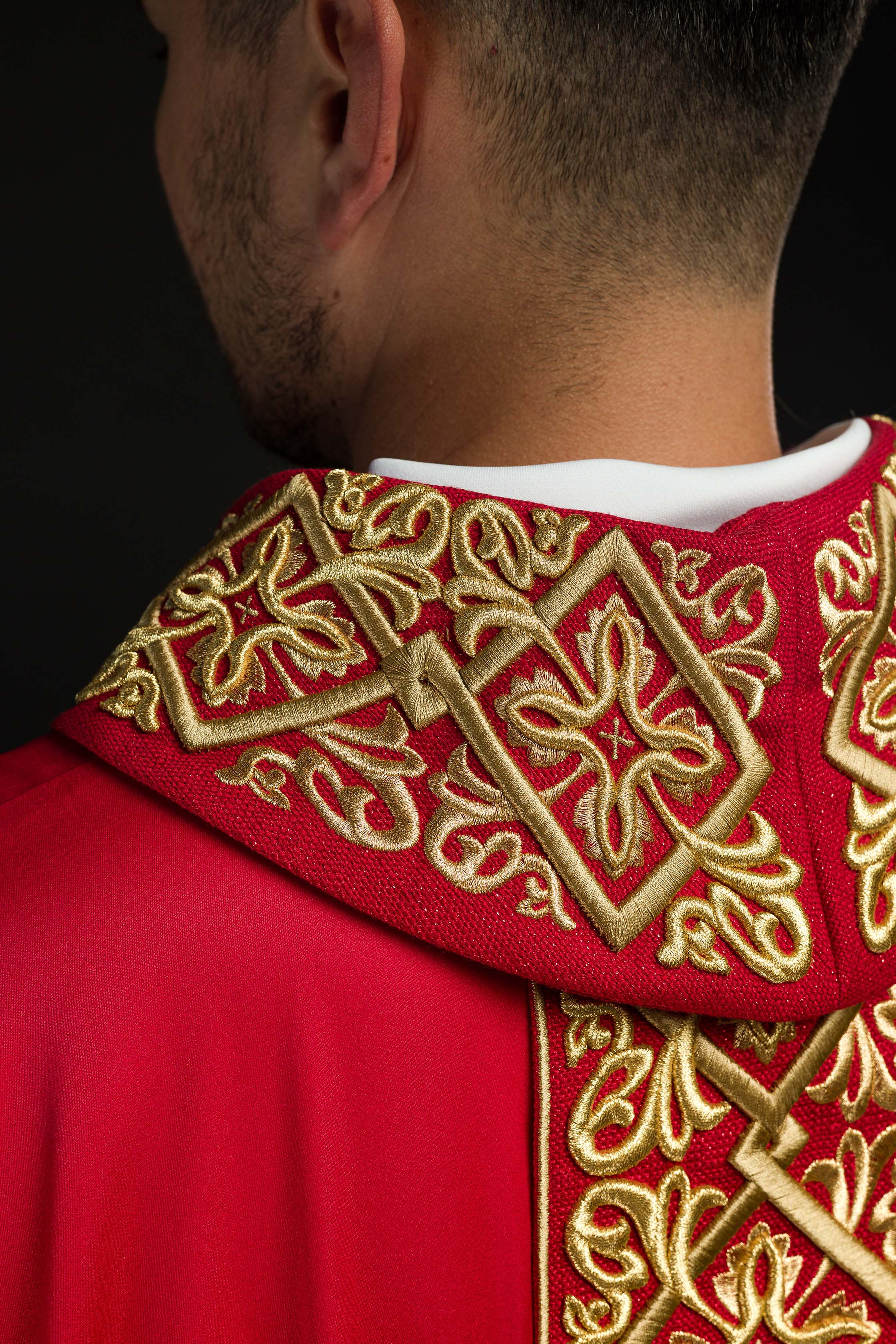 Red chasuble with embroidered collar - CHASUBLES.COM