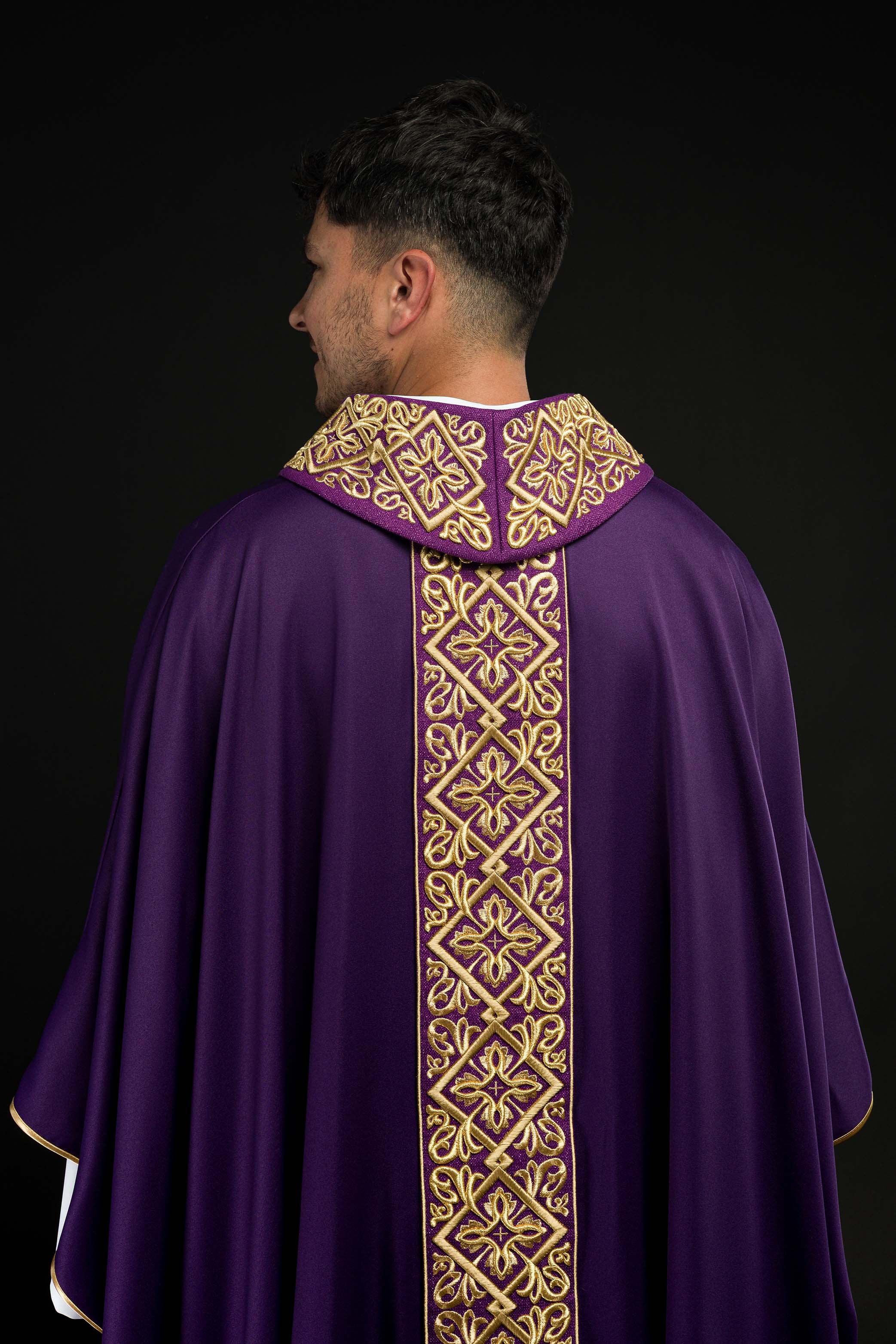 Purple chasuble with embroidered collar - CHASUBLES.COM
