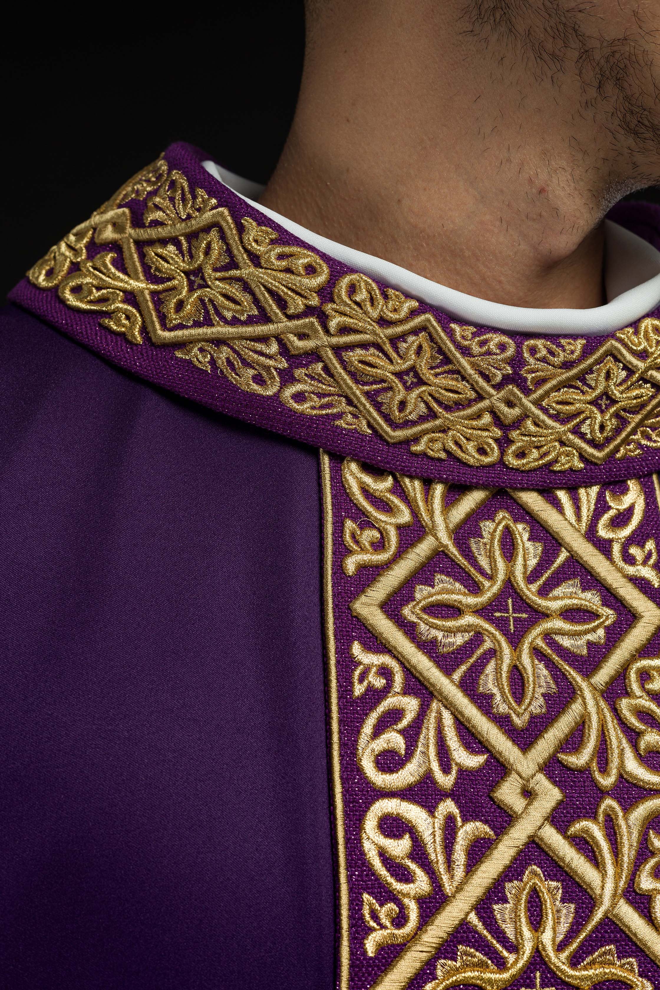 Purple chasuble with embroidered collar - CHASUBLES.COM