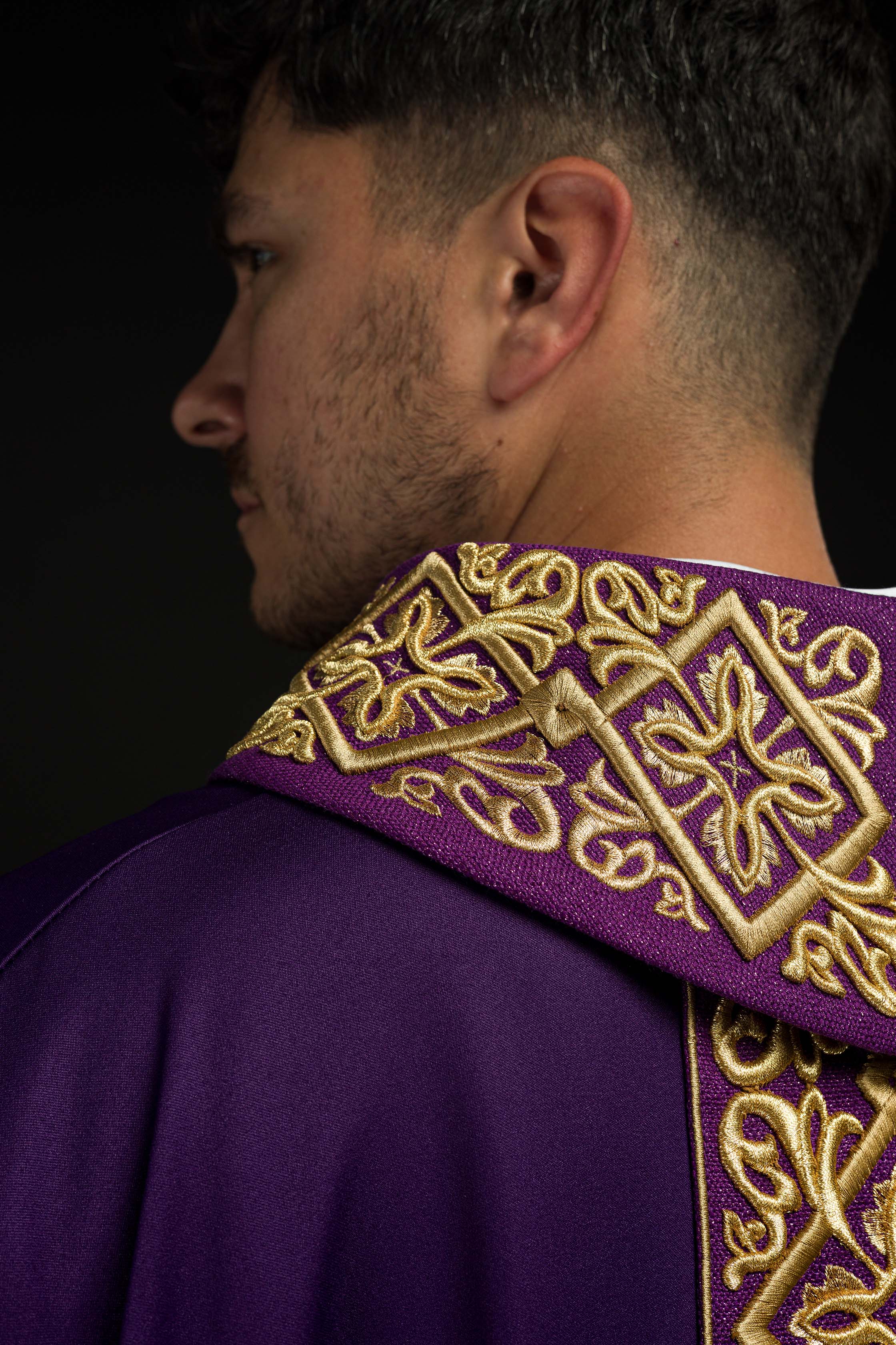 Purple chasuble with embroidered collar - CHASUBLES.COM
