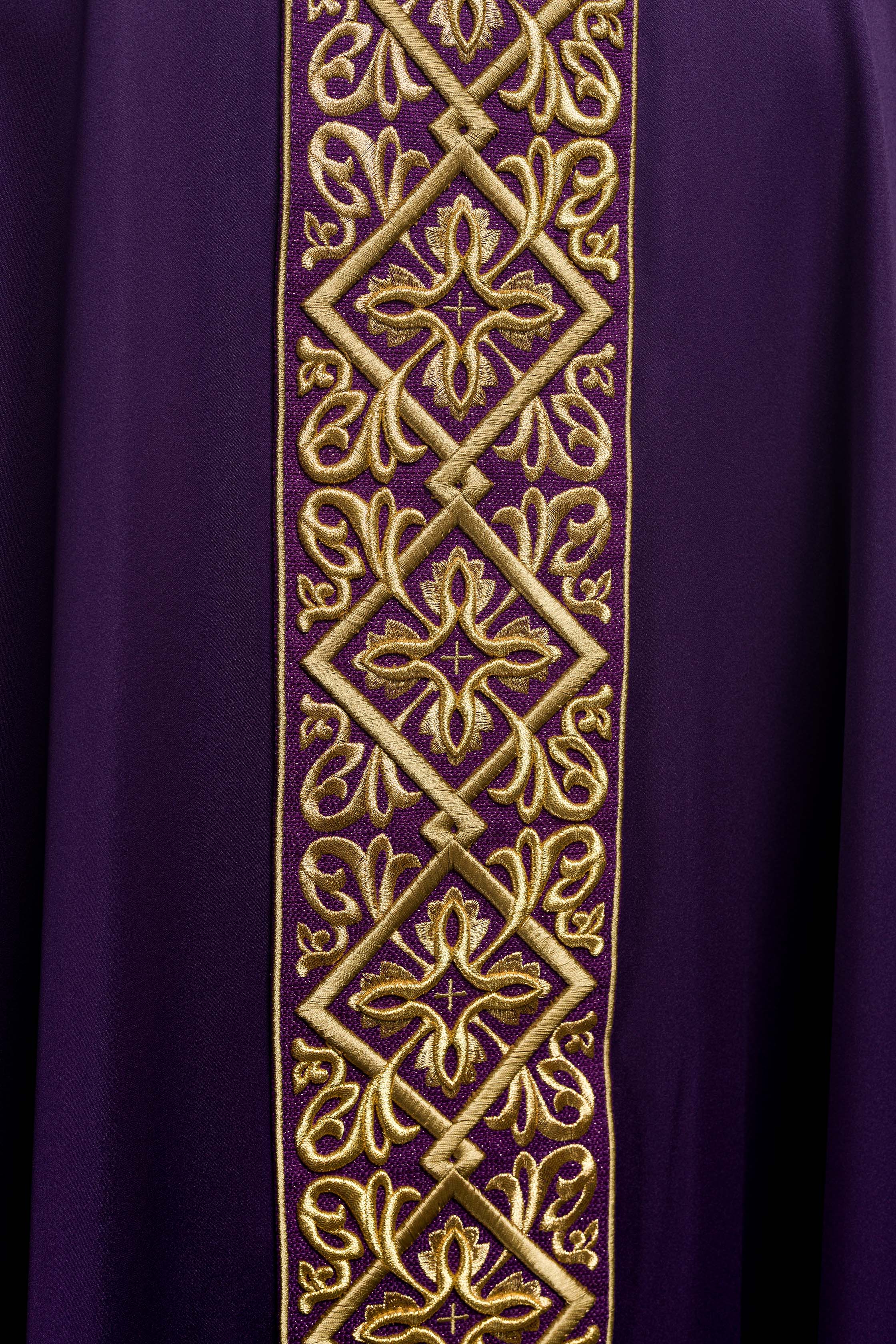 Purple chasuble with embroidered collar - CHASUBLES.COM