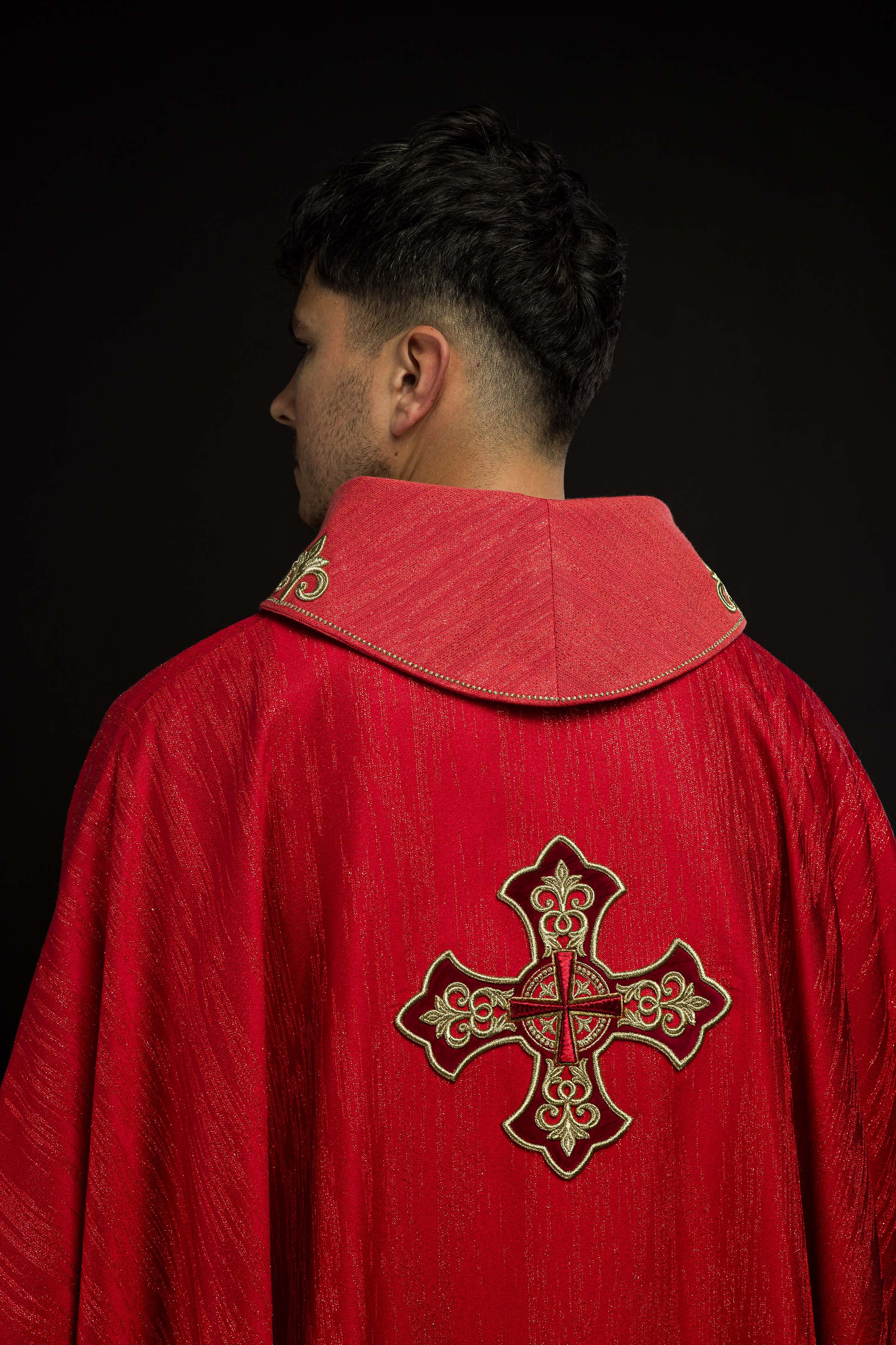 Red liturgical chasuble with embroidered cross on decorative fabric - CHASUBLES.COM