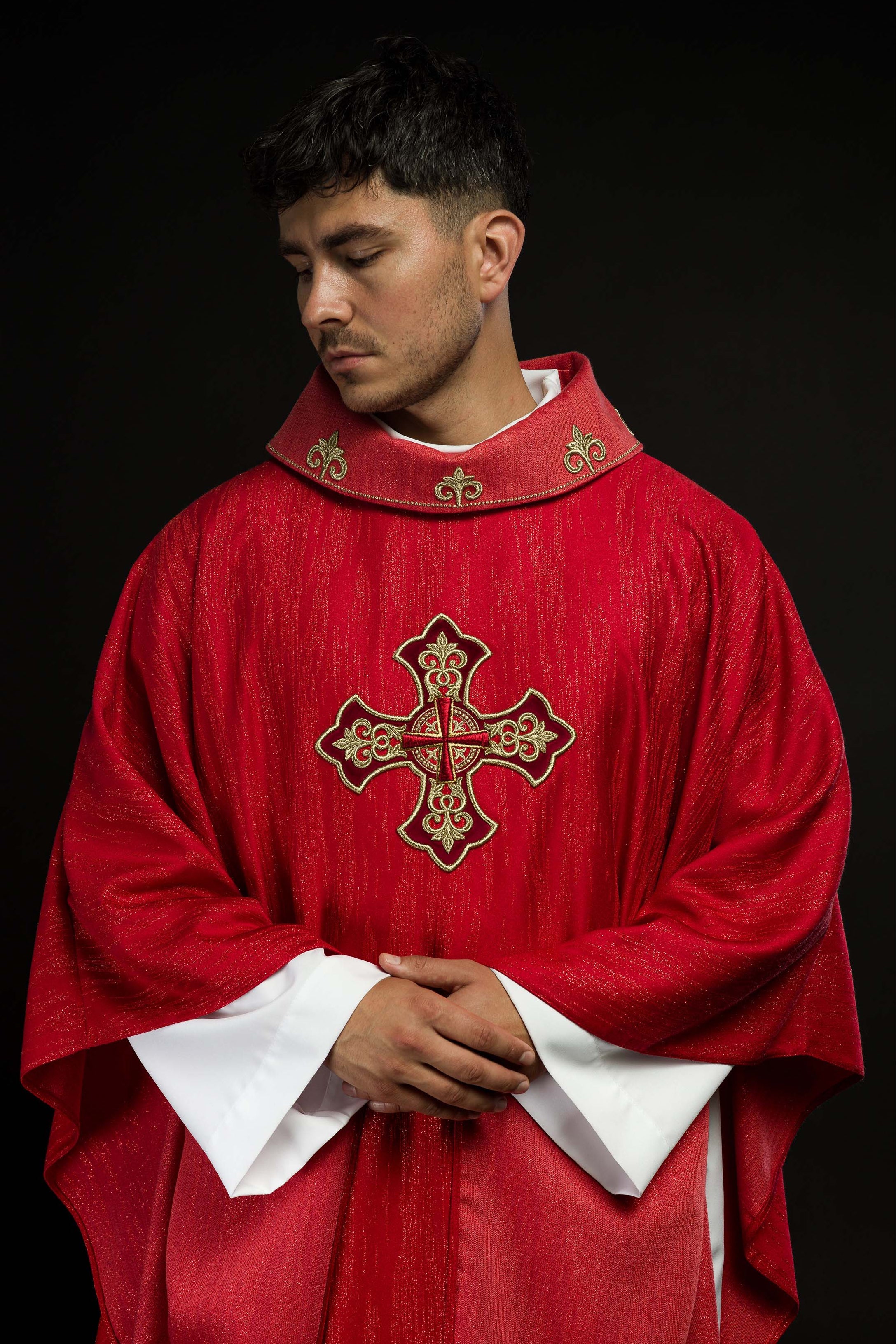 Red liturgical chasuble with embroidered cross on decorative fabric - CHASUBLES.COM