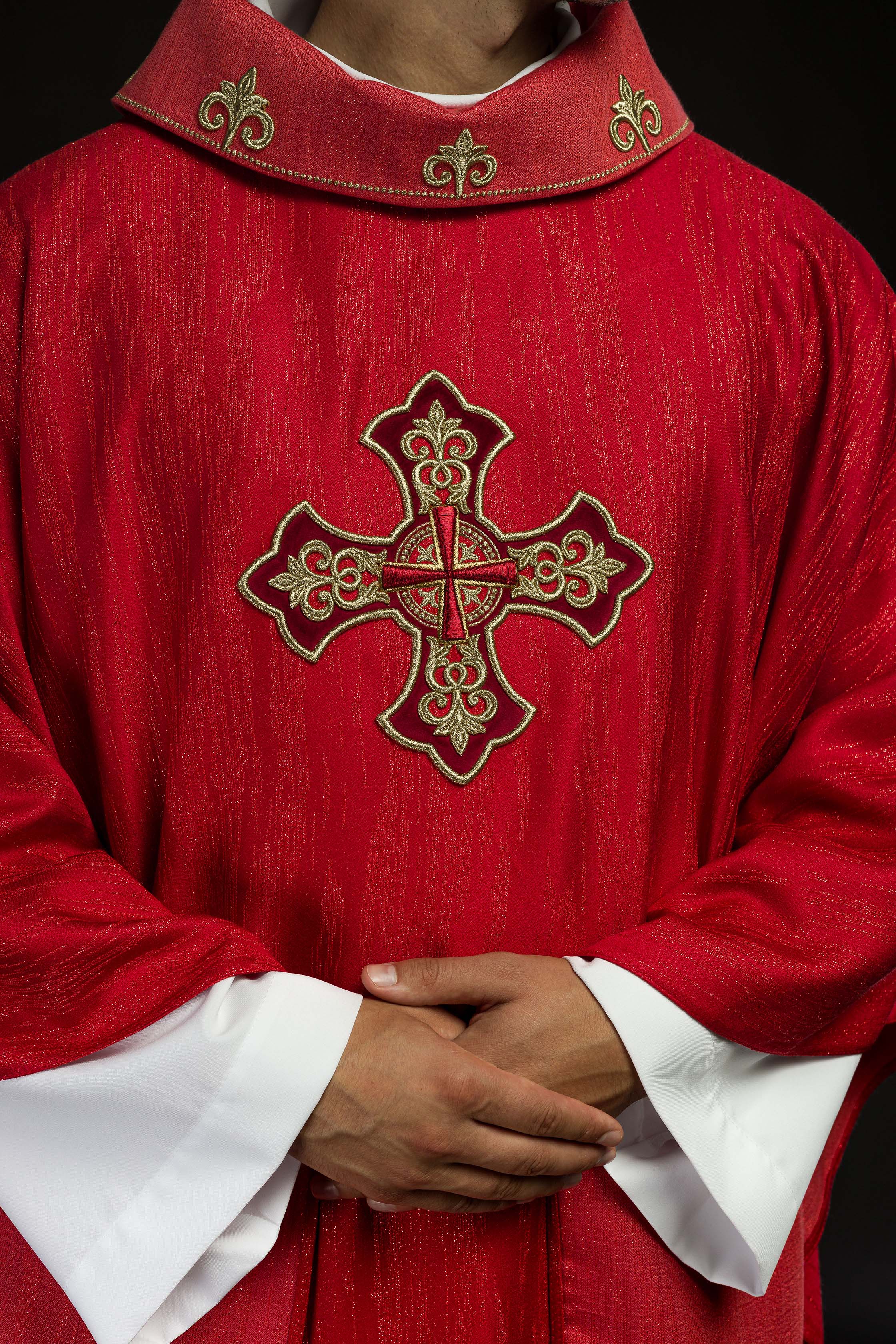 Red liturgical chasuble with embroidered cross on decorative fabric - CHASUBLES.COM